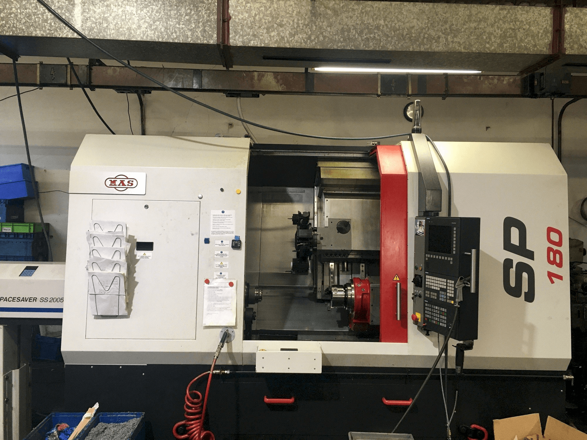 Vista frontal de la máquina KOVOSVIT MAS SP 180 SY