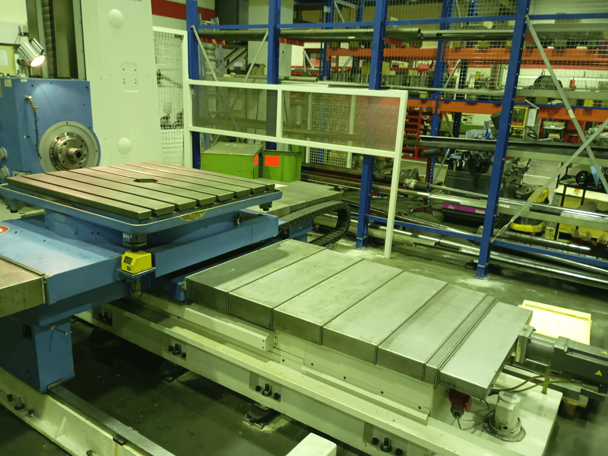 Mandrinadora MSC Union Karl Marx Stadt BFT90/5, vista frontal; cuenta con una gran mesa plana, base motorizada y estructura metálica.