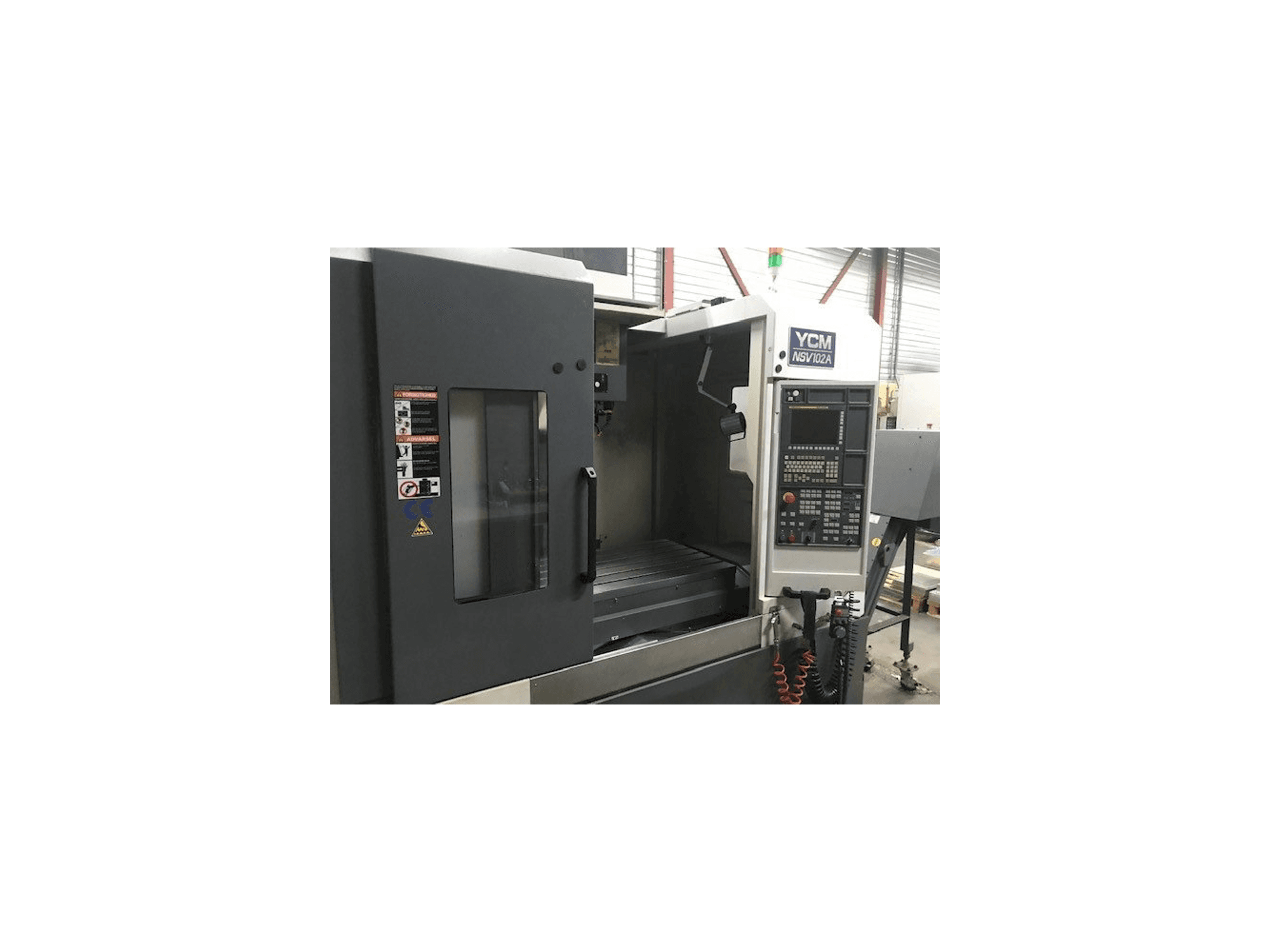 Vista frontal de la máquina YCM NSV102A