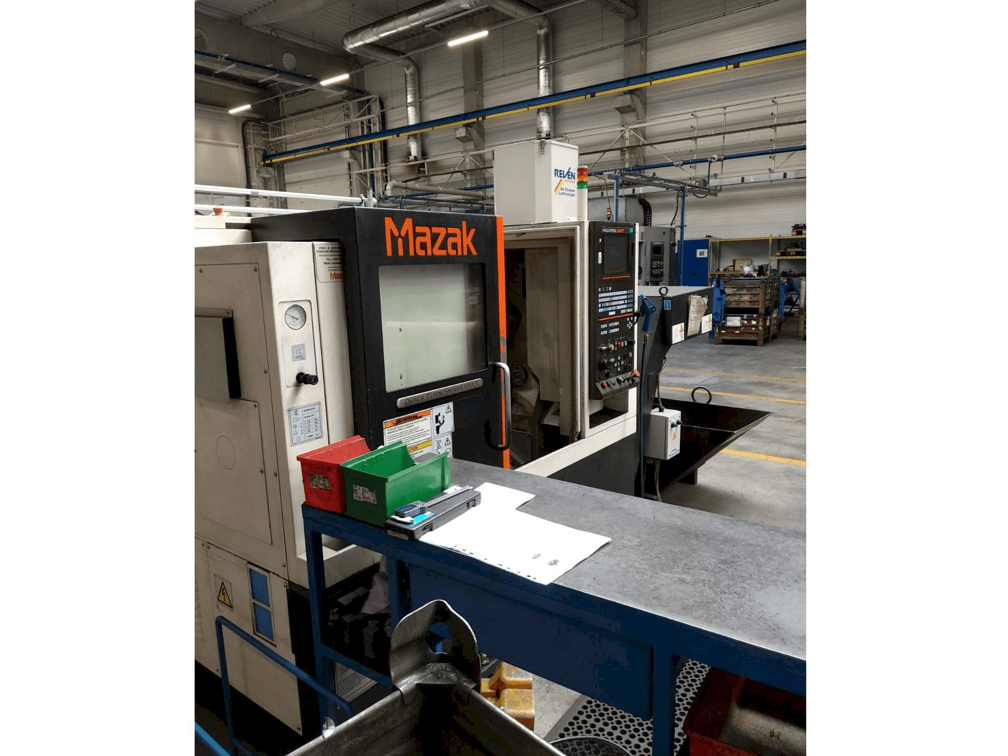 Vista frontal de la máquina Mazak Quick Turn Smart 100 S