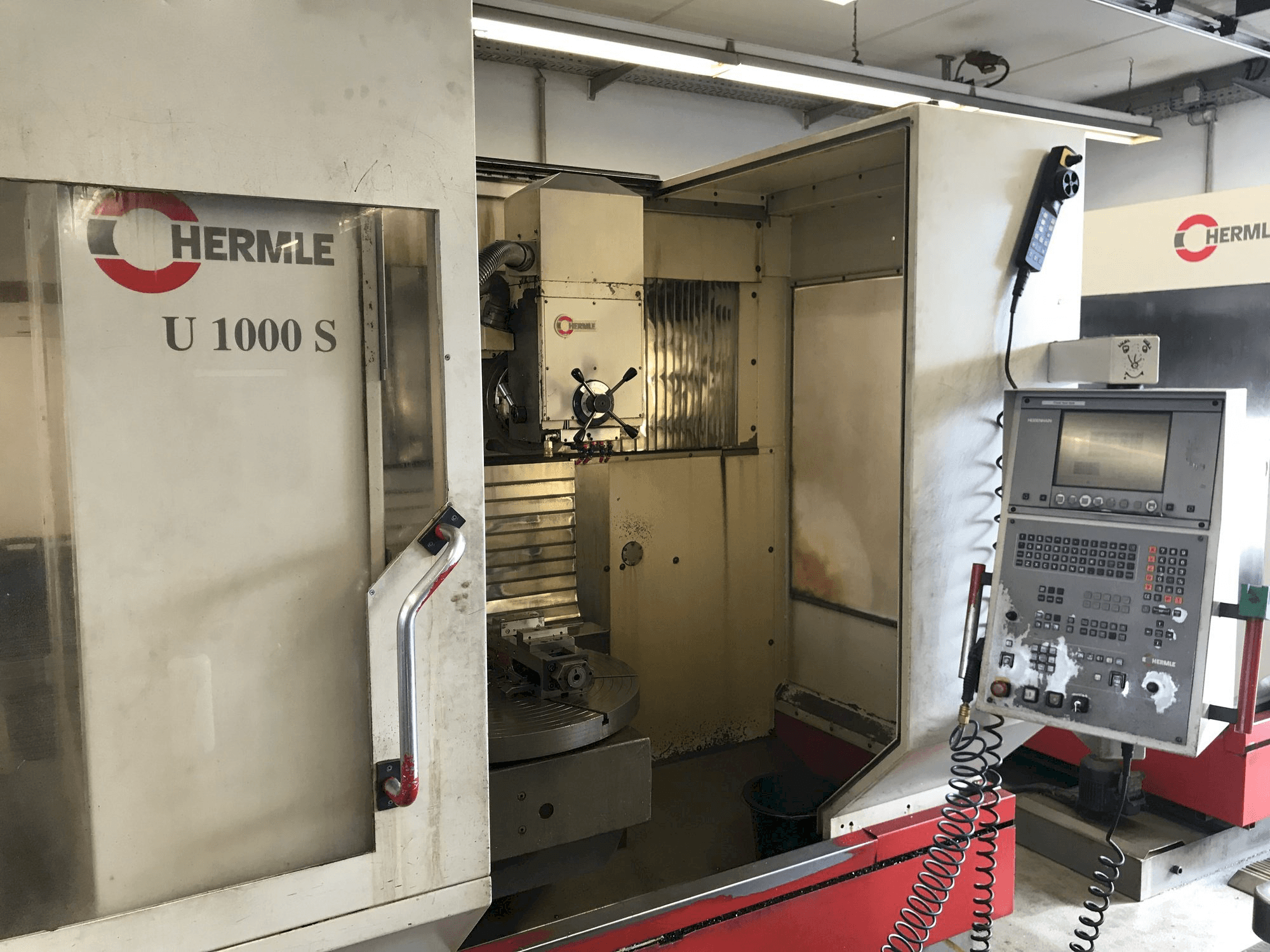 Vista frontal de la máquina HERMLE U 1000 S