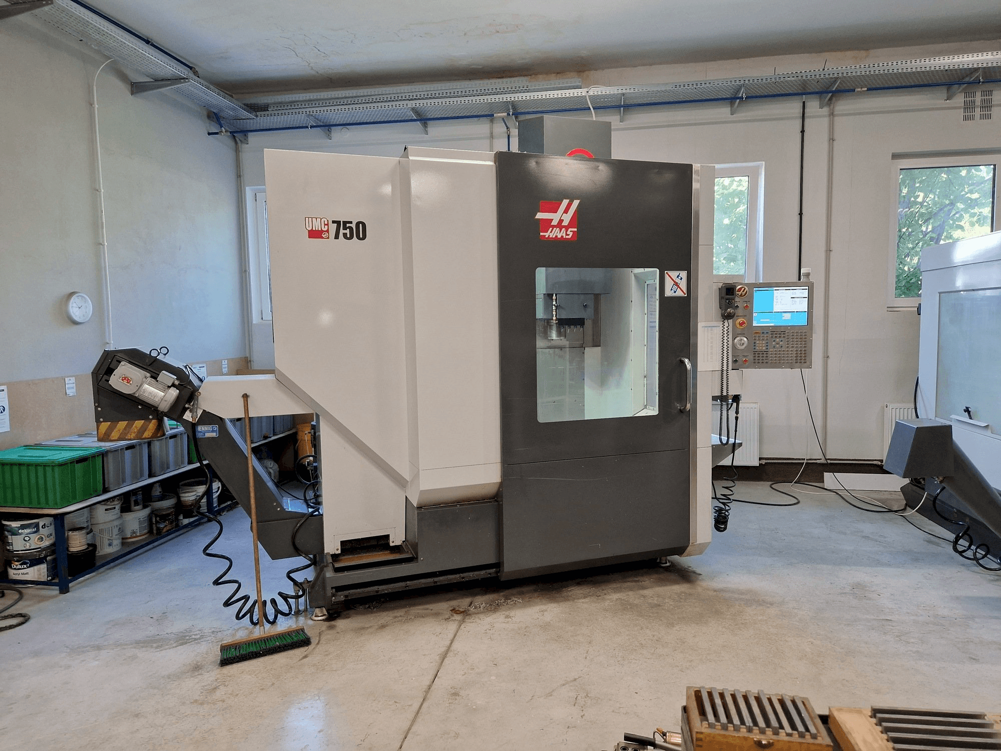 Vista frontal de la máquina HAAS UMC-750