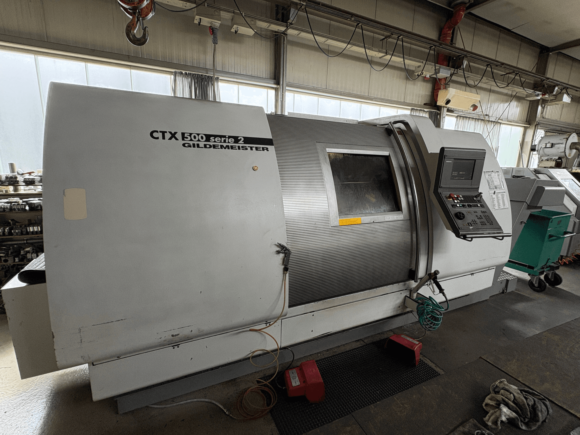 Torno horizontal Gildemeister CTX 500 S2, vista lateral, en la que se aprecian el panel de control y los detalles del cuerpo principal.
