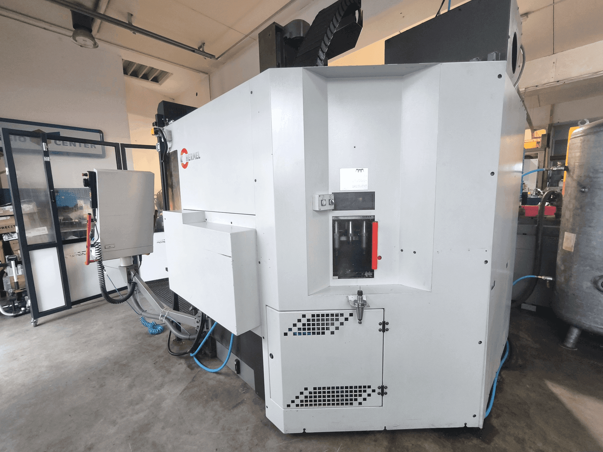 Vista frontal de la máquina HERMLE C 600 U