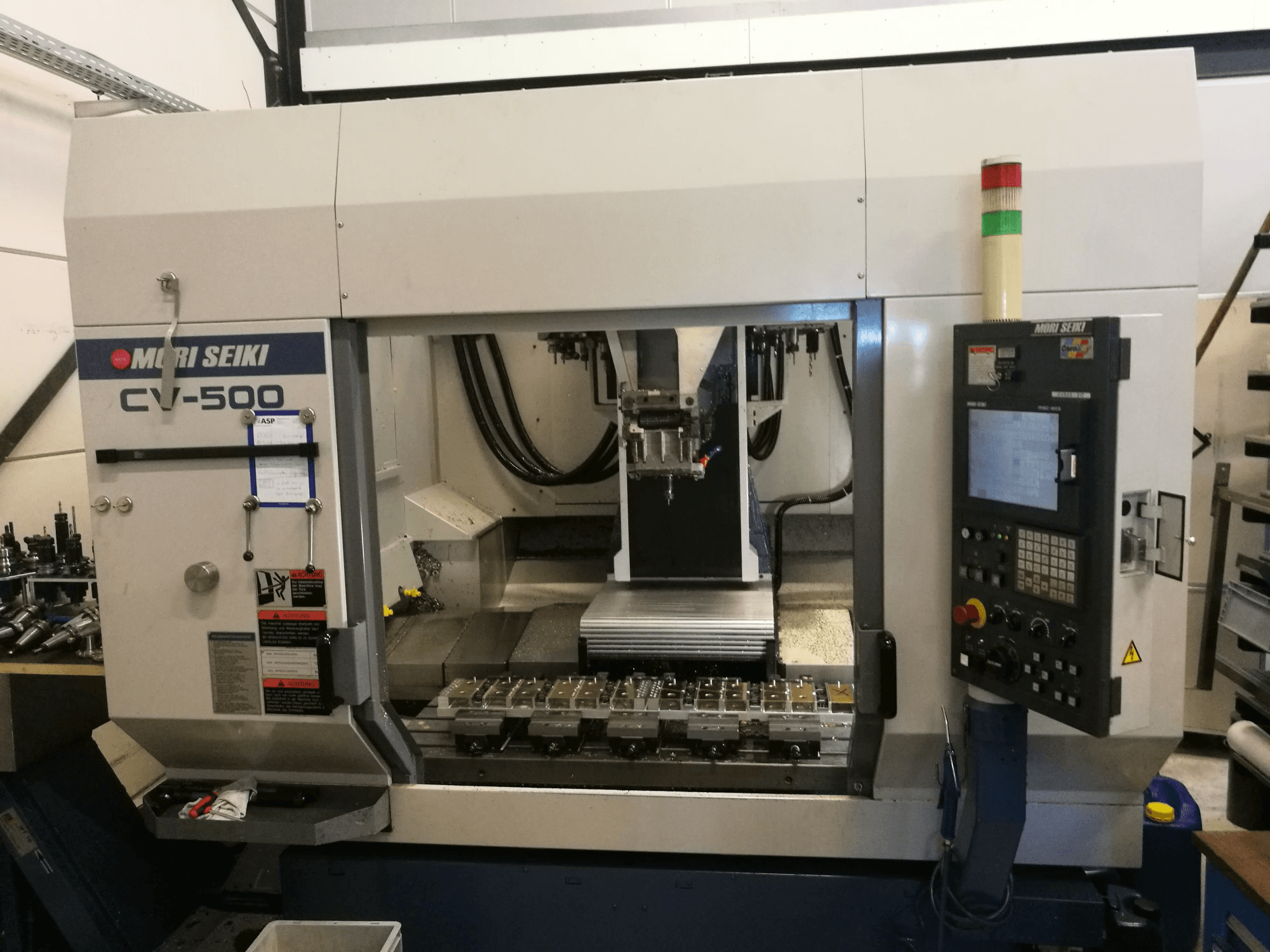 Vista frontal de la máquina MORI SEIKI CV-500B
