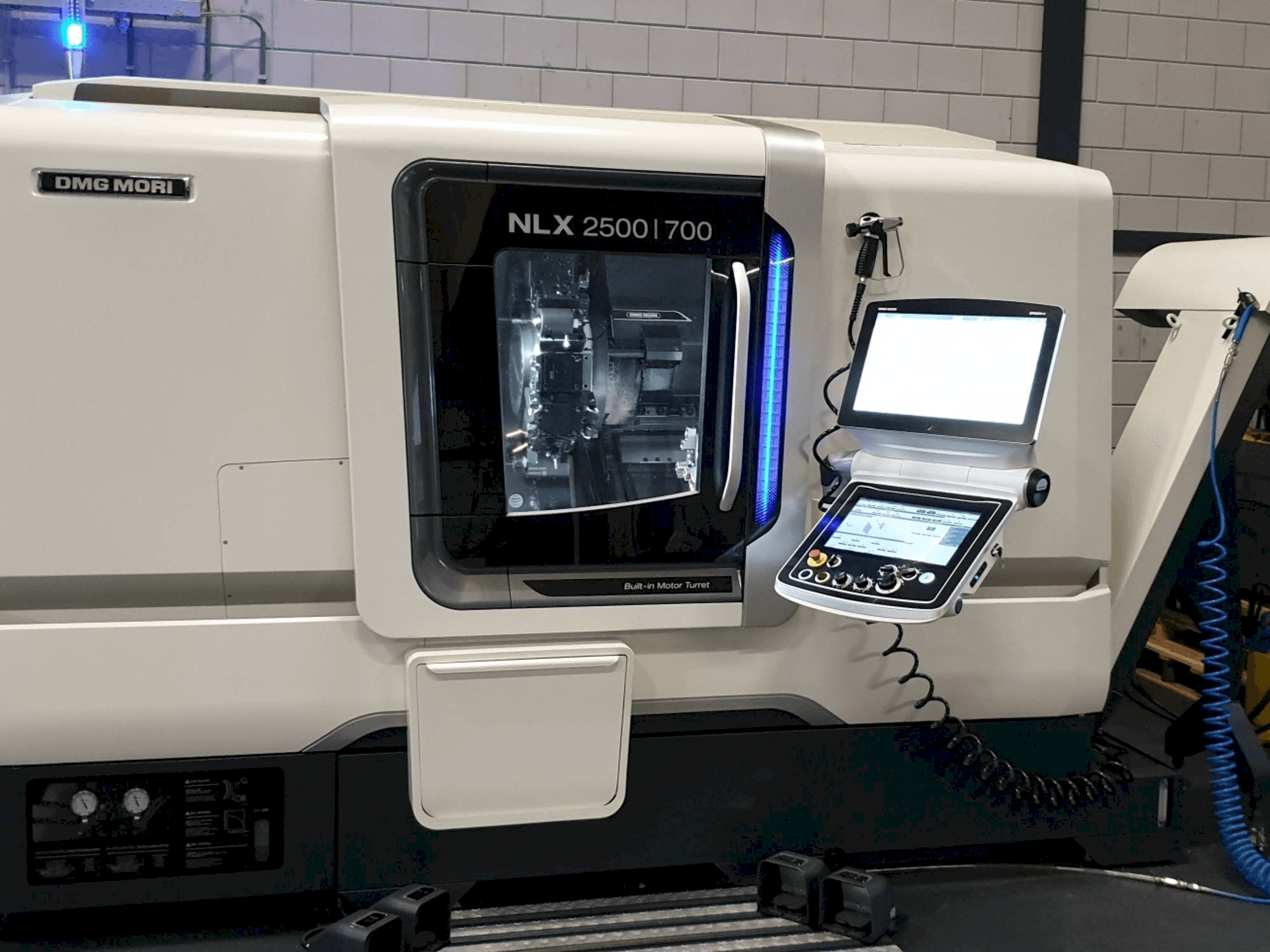 Vista frontal de la máquina DMG MORI NLX2500 / 700 SY