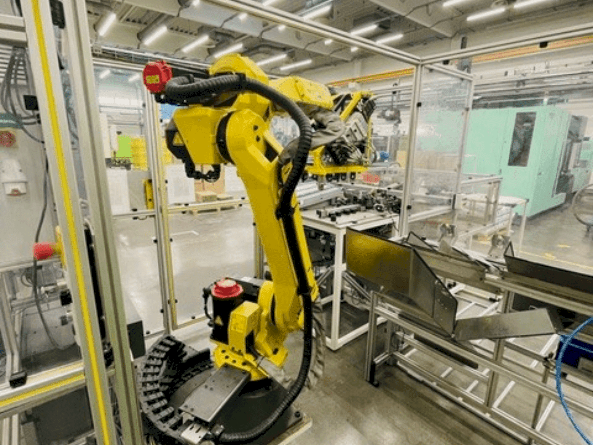 Vista frontal de la máquina FANUC M-20ia 35M