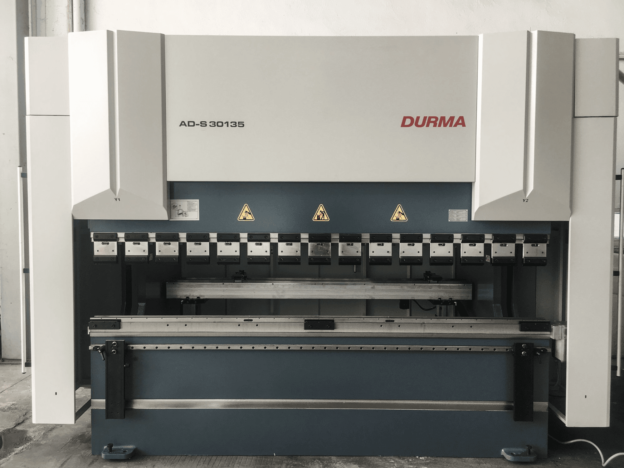 Vista frontal de la máquina Durma AD-S 30135