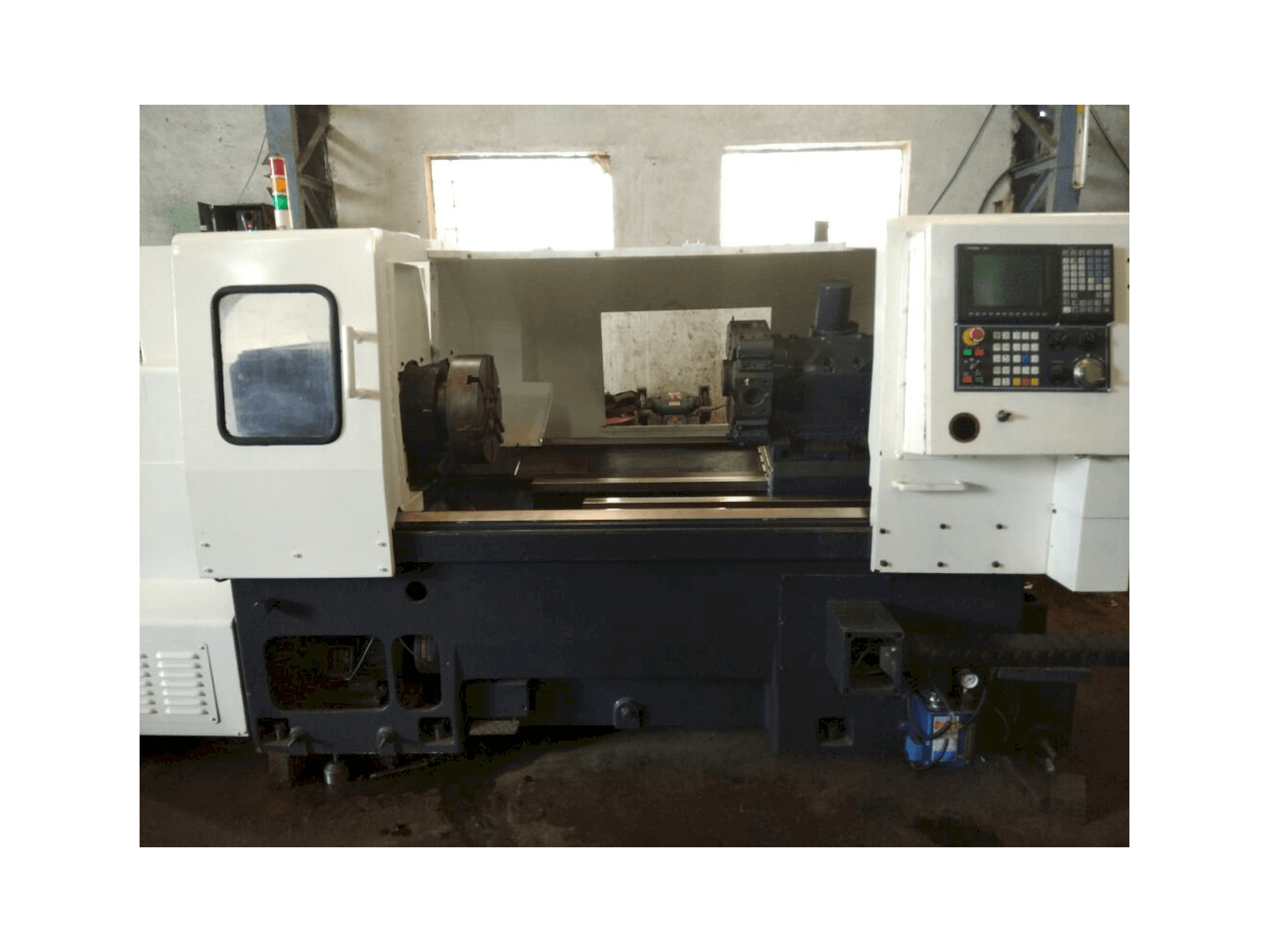 Vista frontal de la máquina MORI SEIKI TL3