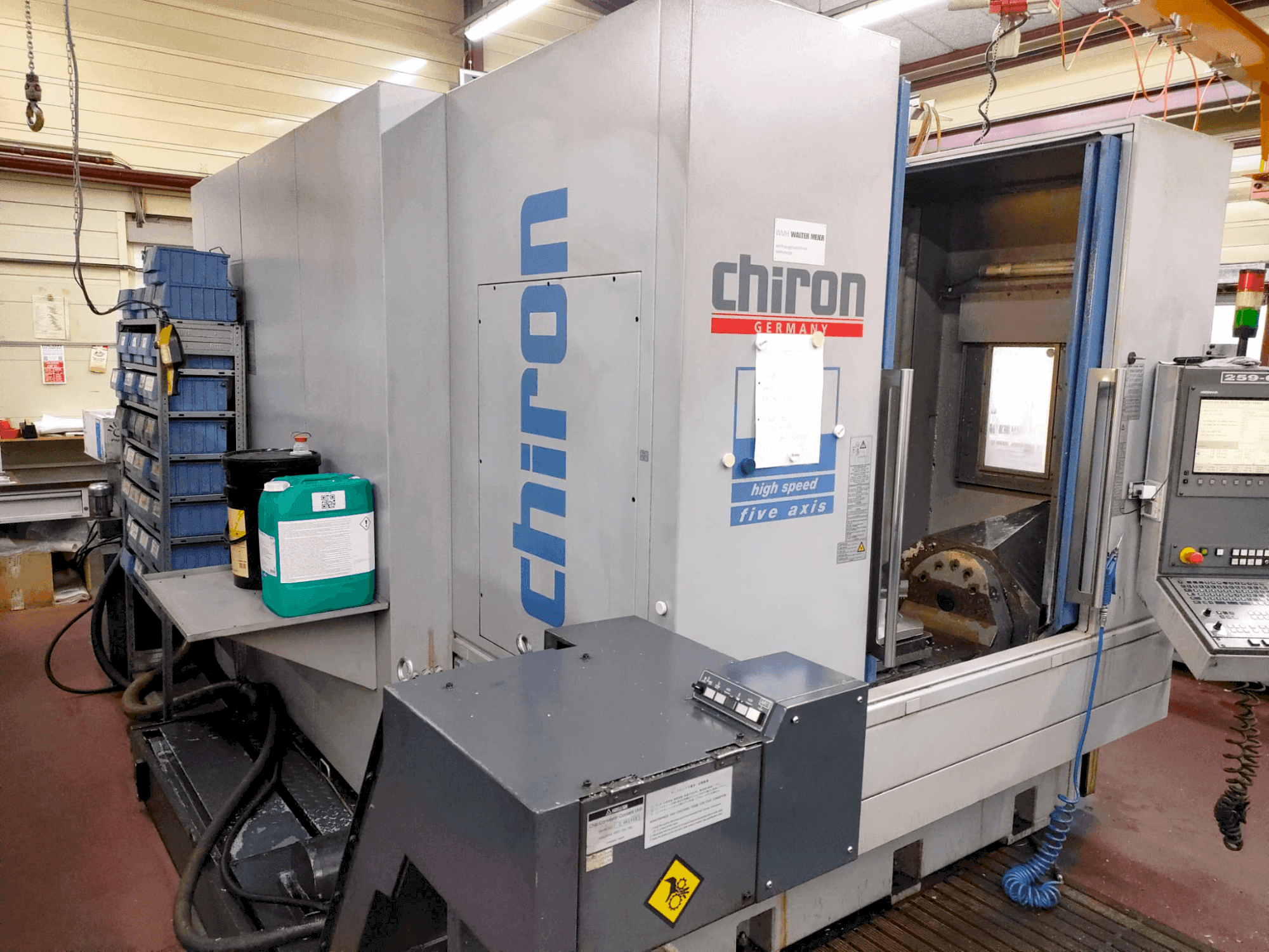 Vista frontal de la máquina CHIRON Mill 800