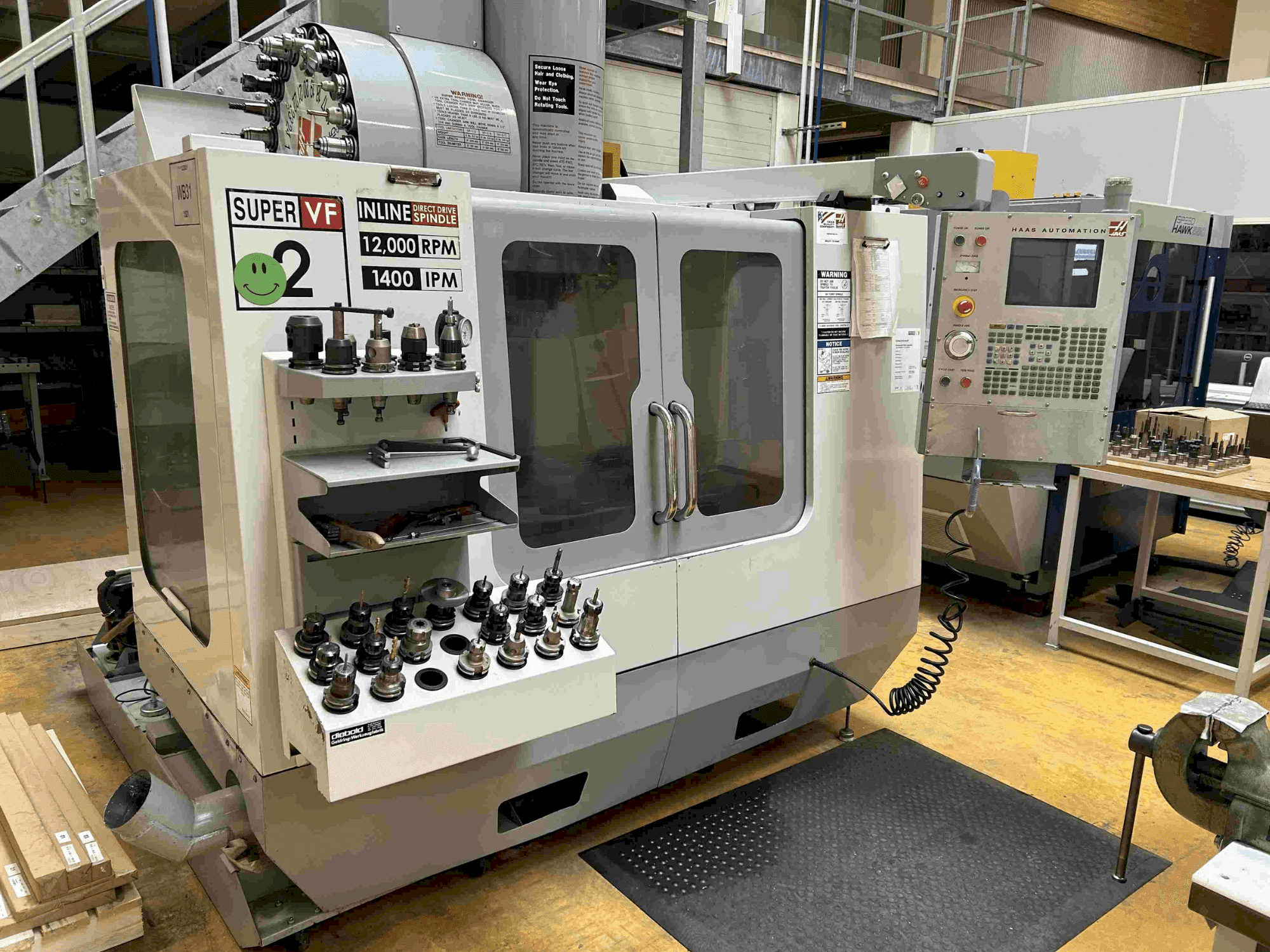 Vista frontal de la máquina HAAS VF-2SSHE