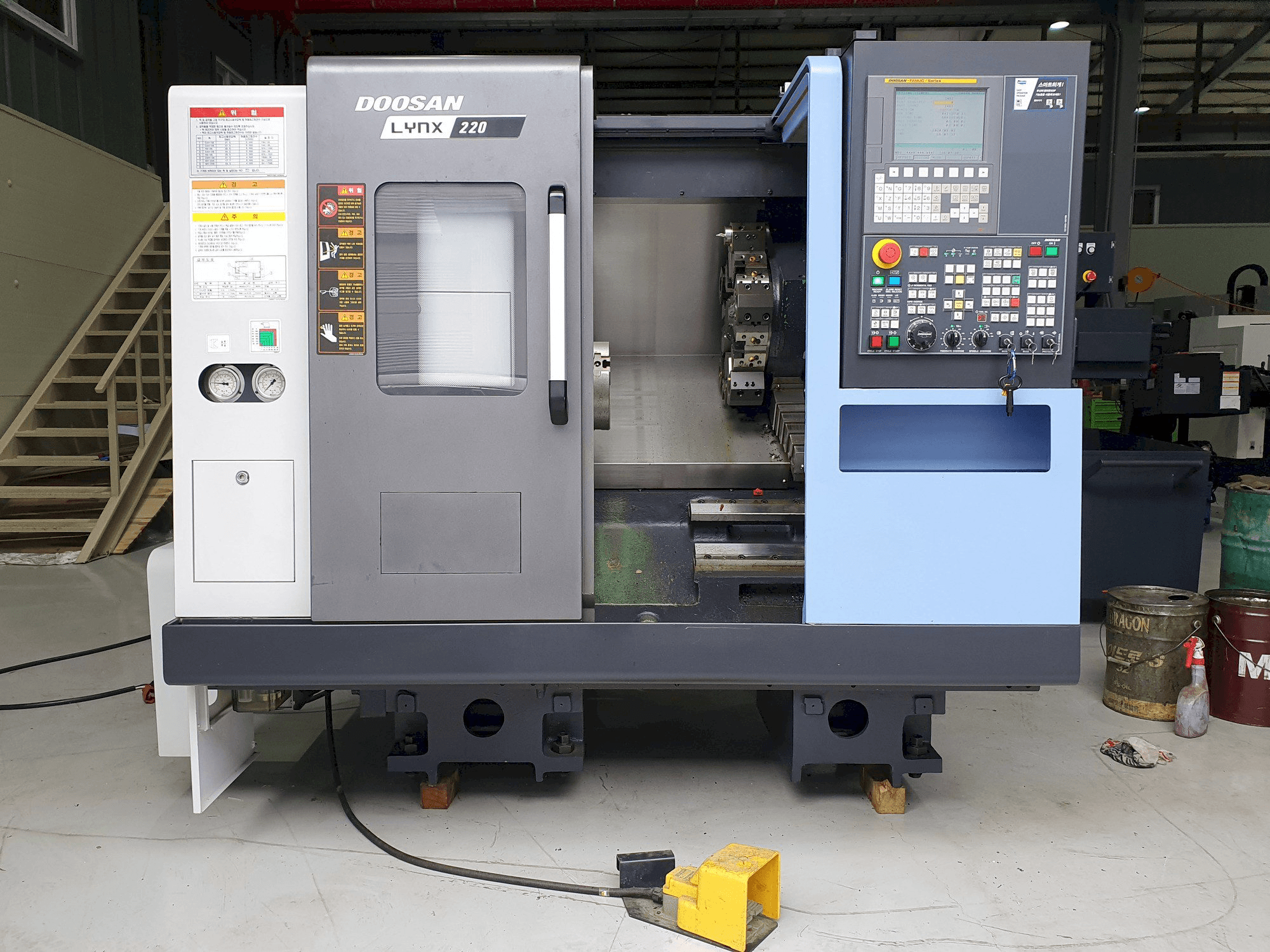 Vista frontal de la máquina Doosan LYNX220C