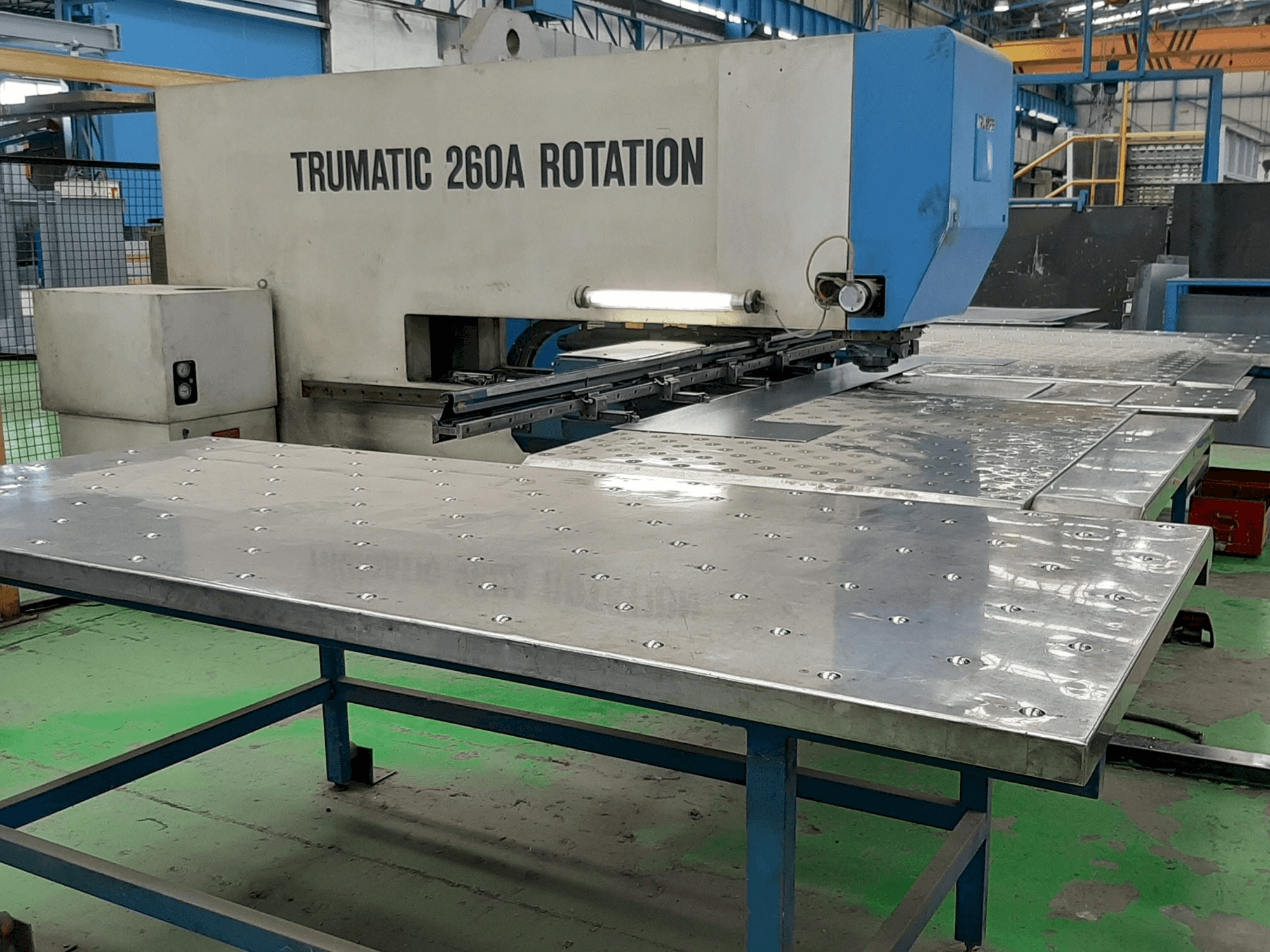 Vista frontal de la máquina Trumpf Trumatic 260A Rotation