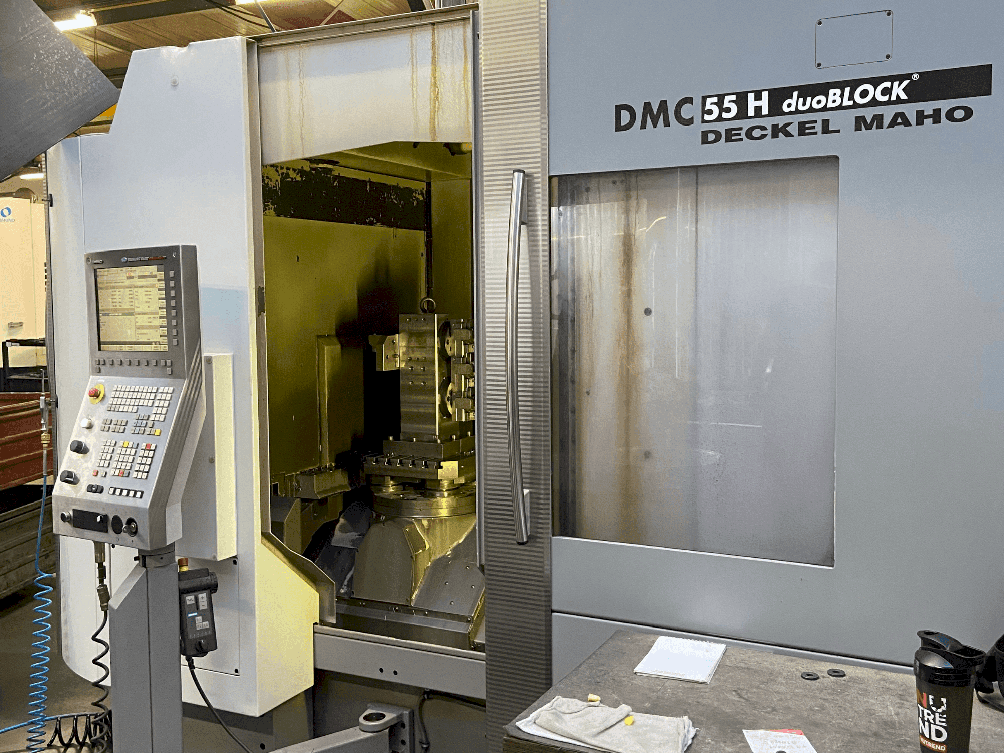 Vista frontal de la máquina DECKEL MAHO DMC 55H duoBlock (2007)