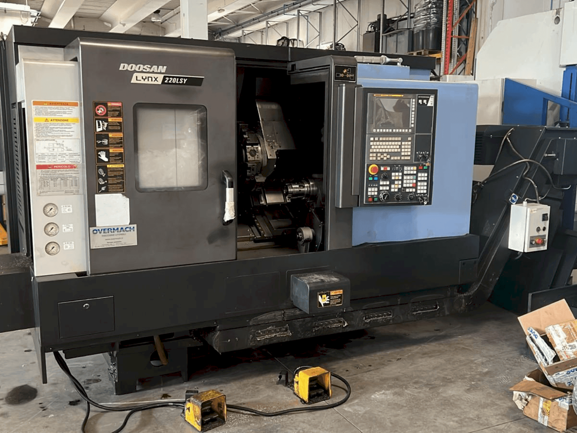 Vista frontal de la máquina DOOSAN DOOSAN LYNX 220LSY