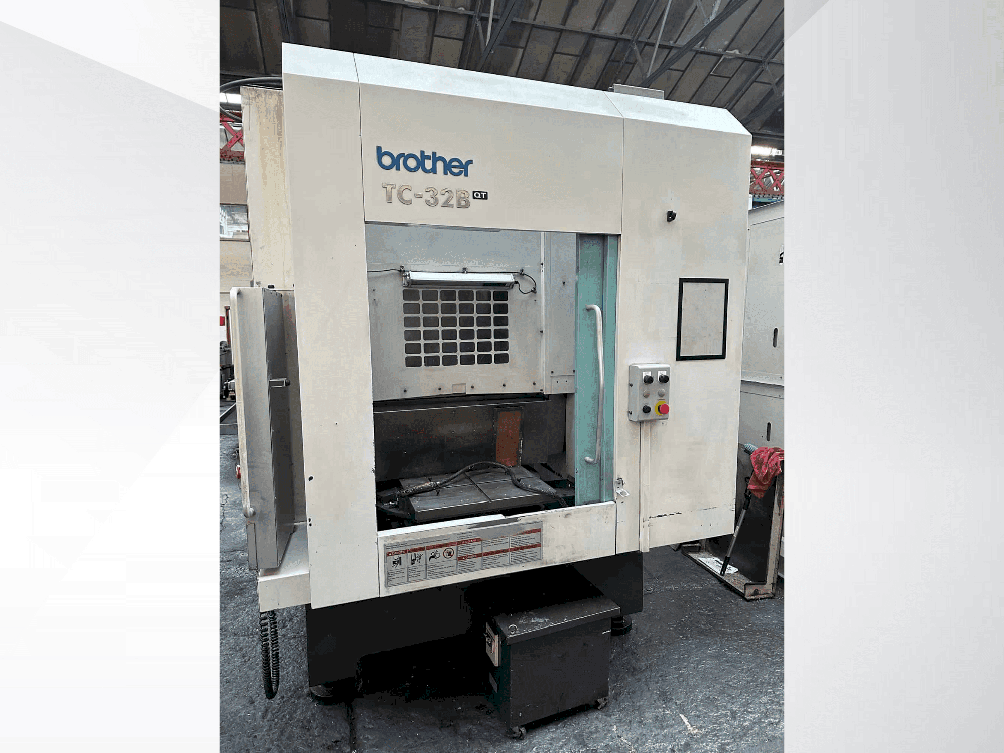 Vista frontal de la máquina Brother TC-32B QT