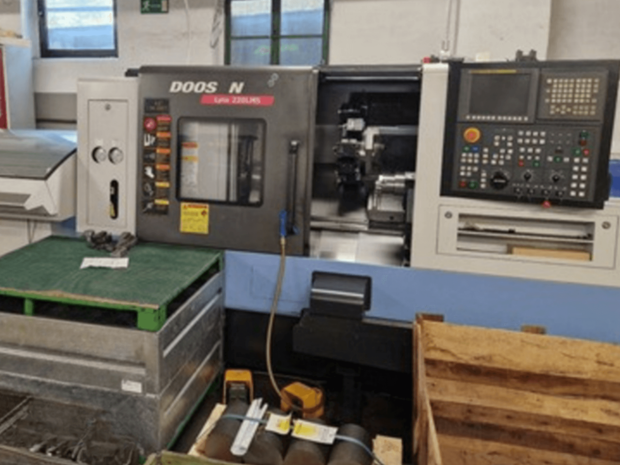 Tornos horizontales DOOSAN Lyax 220 LMS en vista frontal, mostrando el panel de control, las herramientas y el espacio de trabajo.