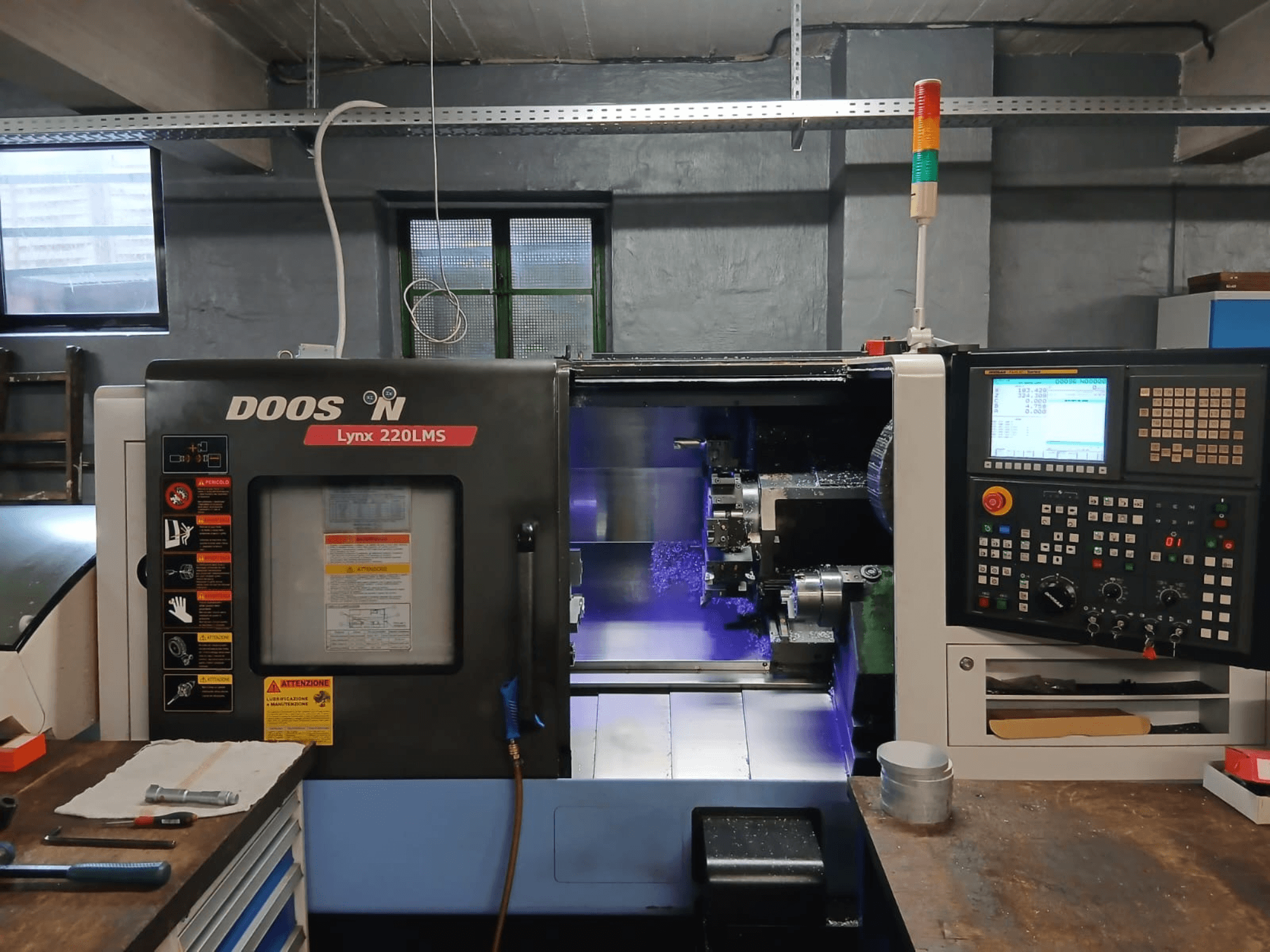 Torno horizontal DOOSAN Lynx 220 LMS, vista frontal, en la que se aprecian el panel de control y la zona de mecanizado.