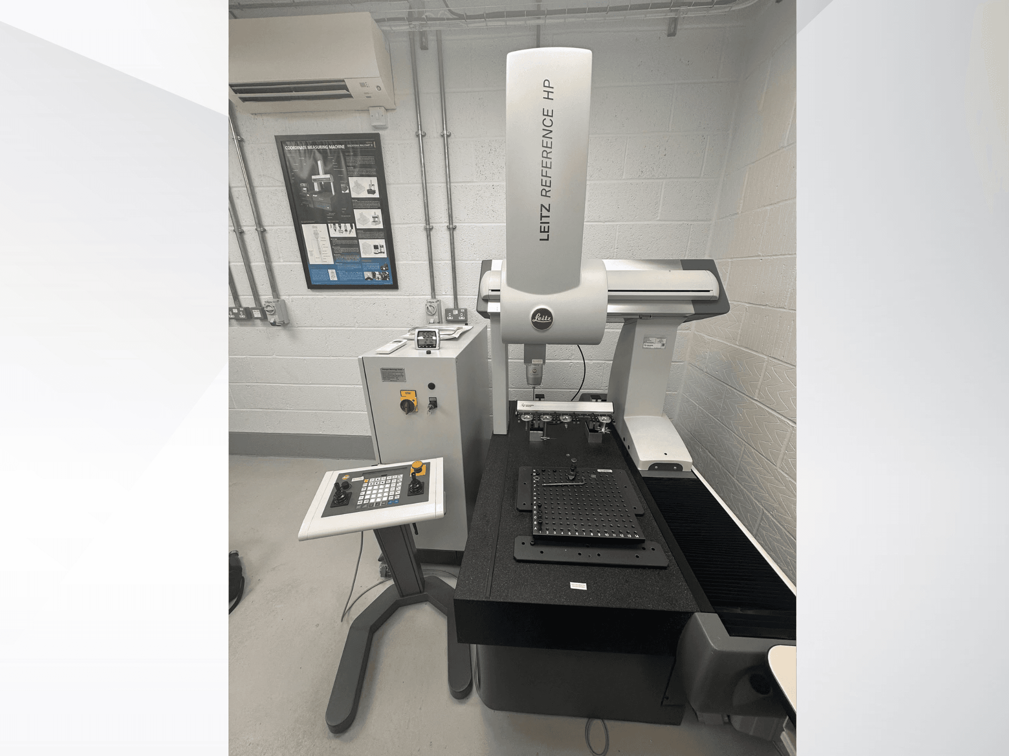 Máquina de medición de coordenadas LEITZ Reference HP vista frontal, con el panel de control y la superficie de medición.