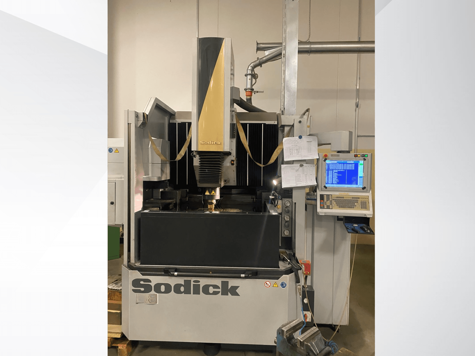 Máquina de electroerosión Sodick en vista frontal, con panel de control, mesa de trabajo y cabezal de corte superior.