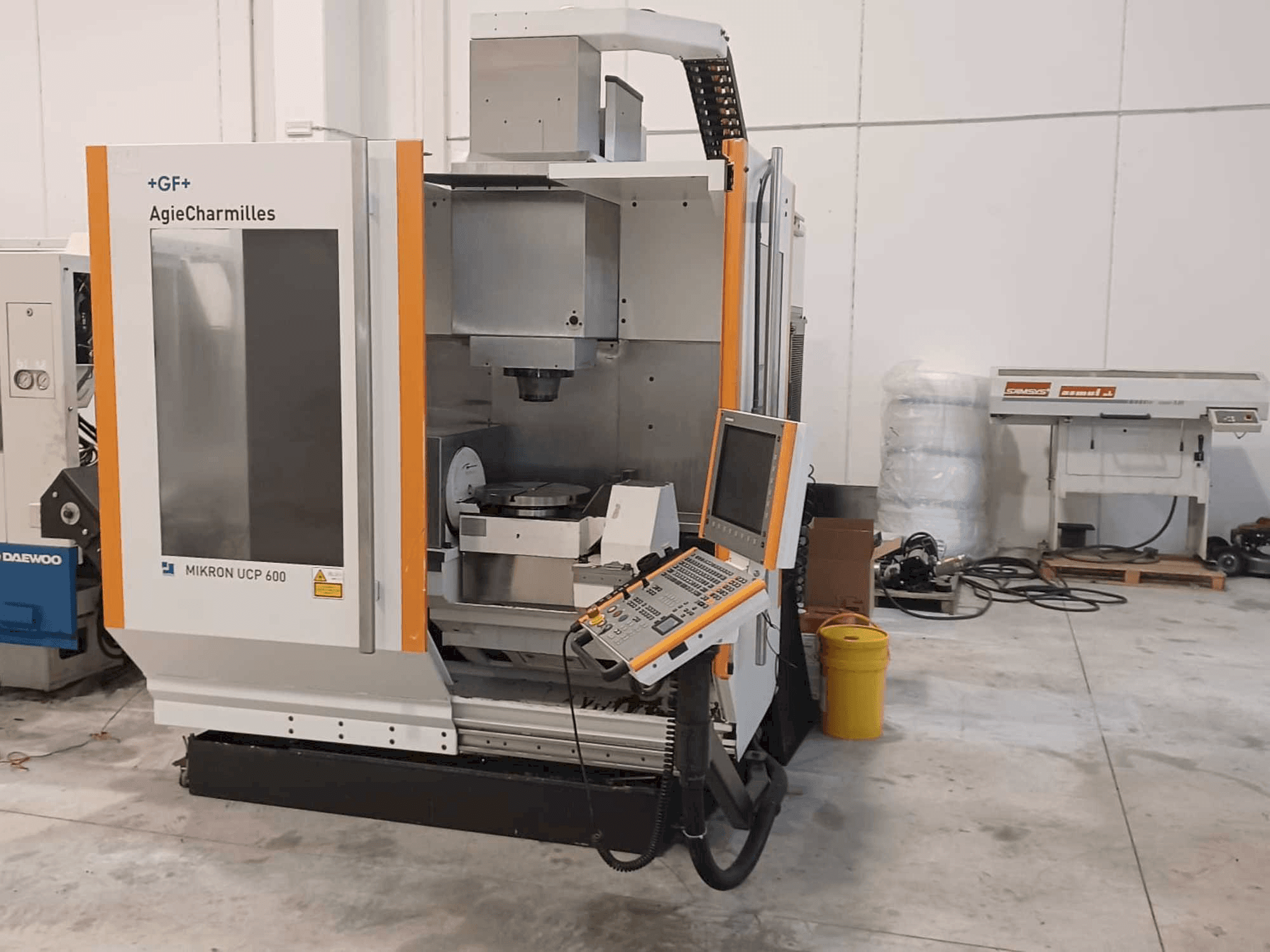 Vista frontal de la máquina AgieCharmilles Mikron UCP 600