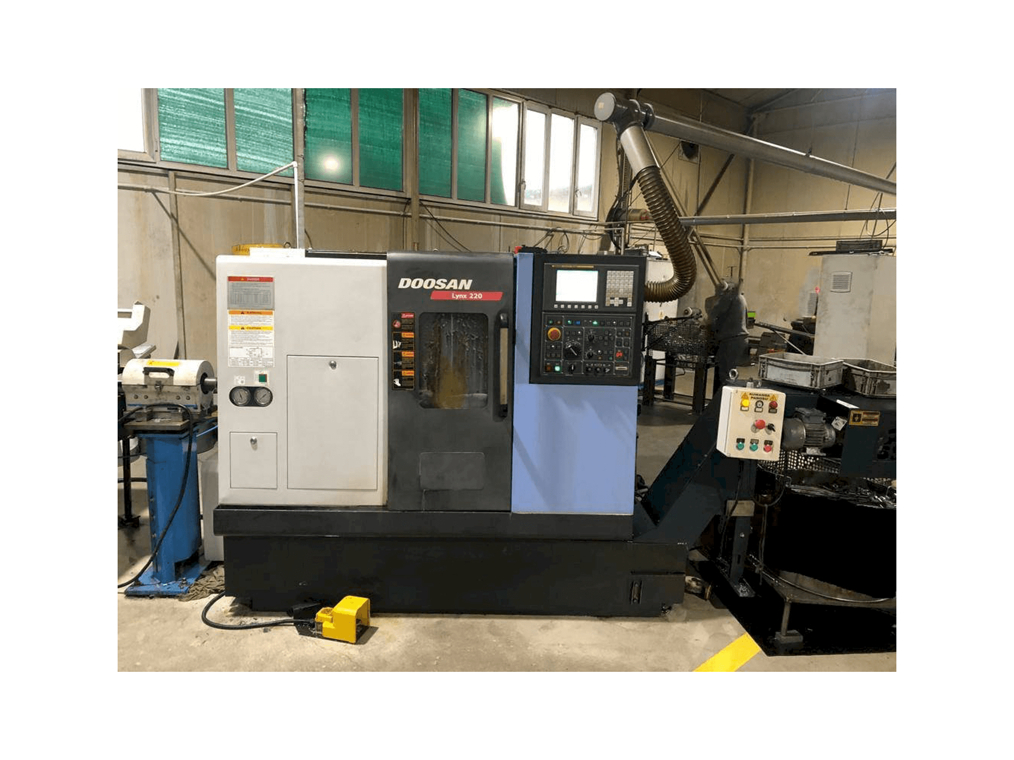 Vista frontal de la máquina Doosan Lynx 220 B