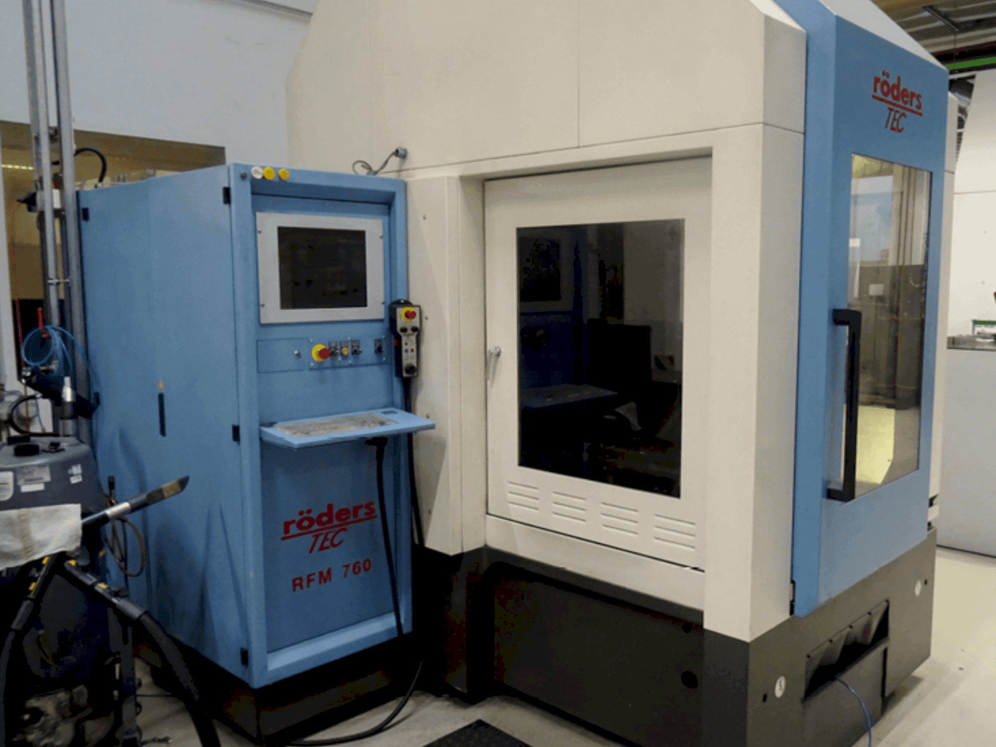 Vista frontal de la máquina Roders RFM 760