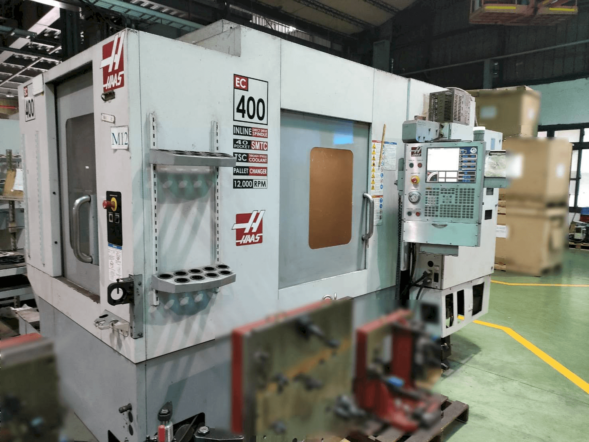 Vista frontal de la máquina HAAS EC-400