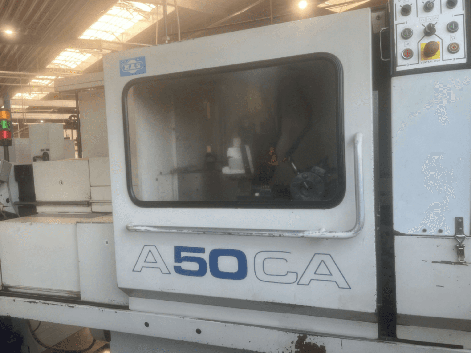 Torno horizontal KOVOSVIT MAS OPTIMAT A50CA, vista frontal en la que se aprecian los mandos y los componentes internos.