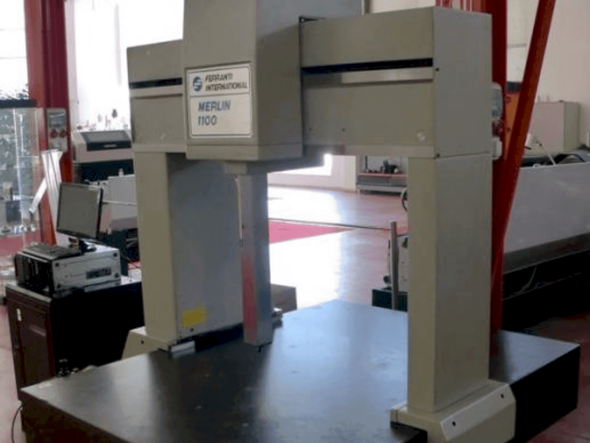 Vista frontal de la máquina FERRANTI INTERNATIONAL MERLIN 1100