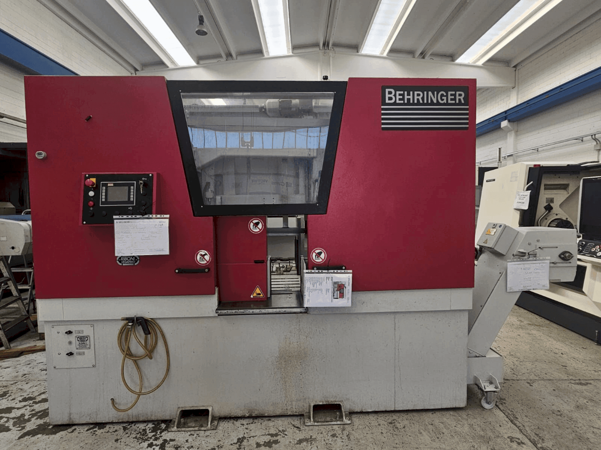 Vista frontal de la máquina Behringer HBE 511 A