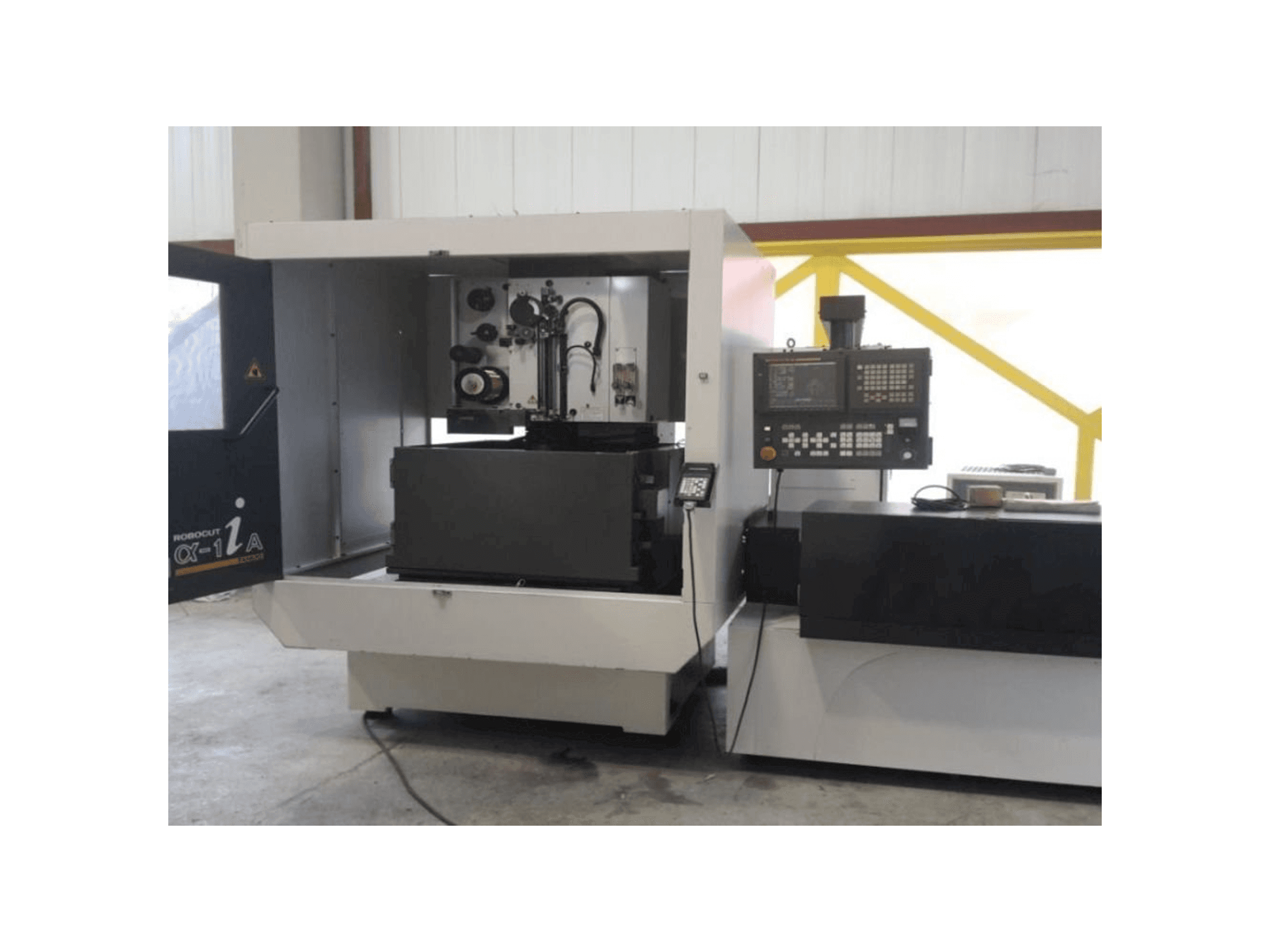 Vista frontal de la máquina FANUC Robocut α-1iA
