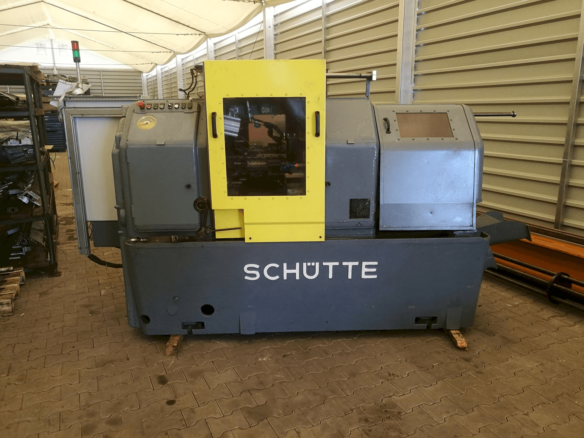 Vista frontal de la máquina Schuette SE 16