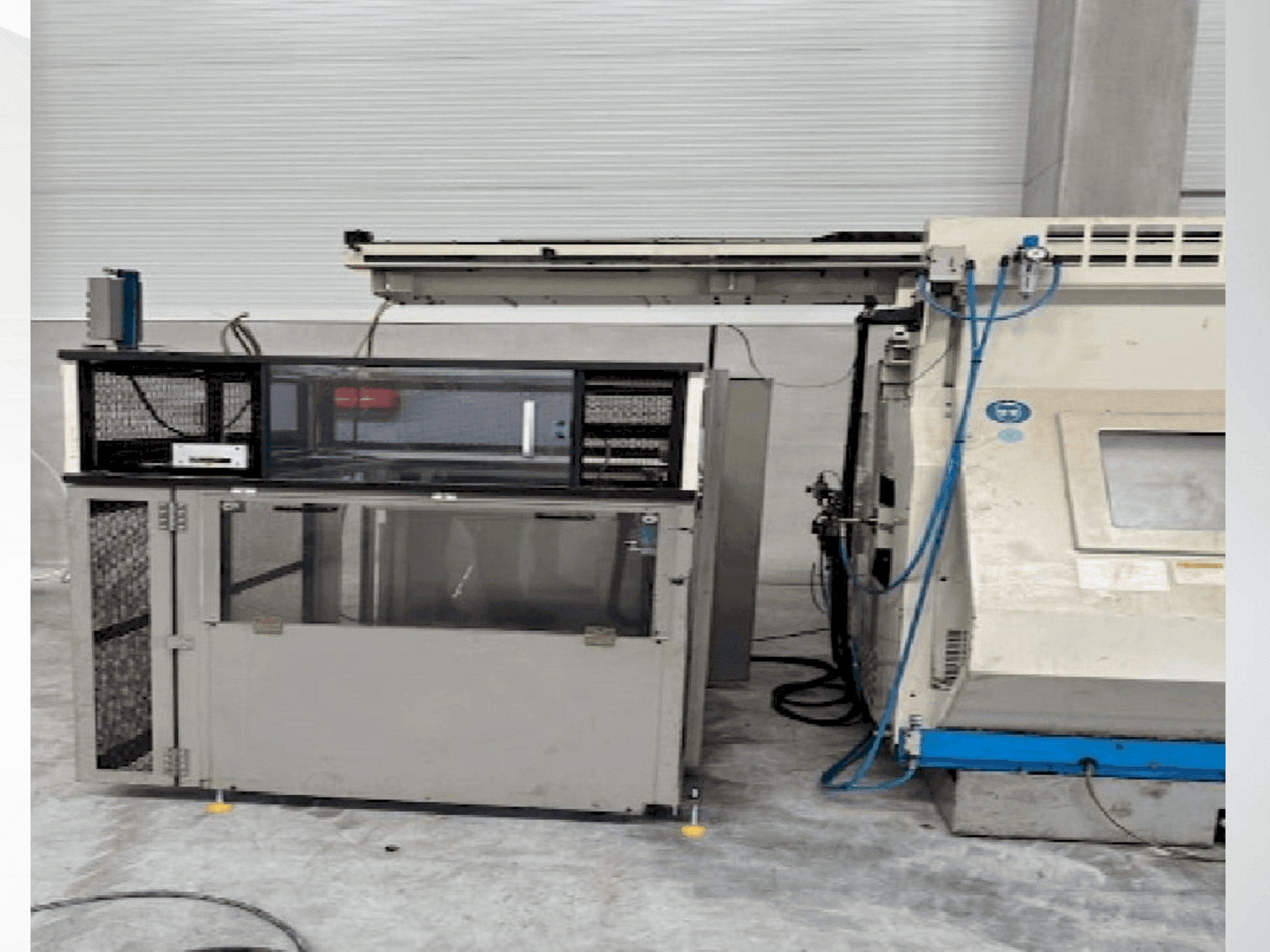 Vista frontal de la máquina Okuma LT 10-M