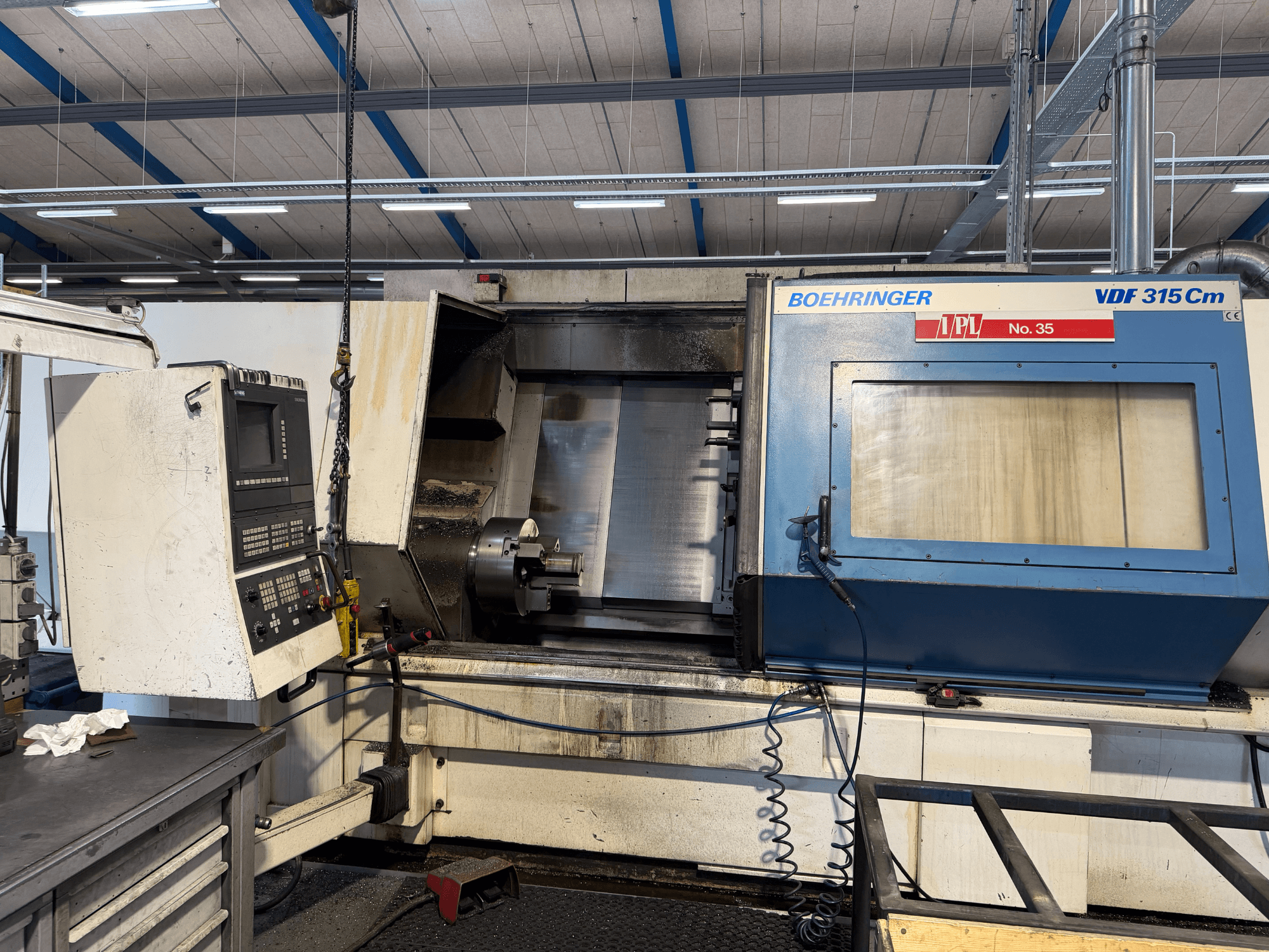 Vista frontal del torno horizontal BOEHRINGER VDF 315 CM, con panel de control y zona de mecanizado abierta.
