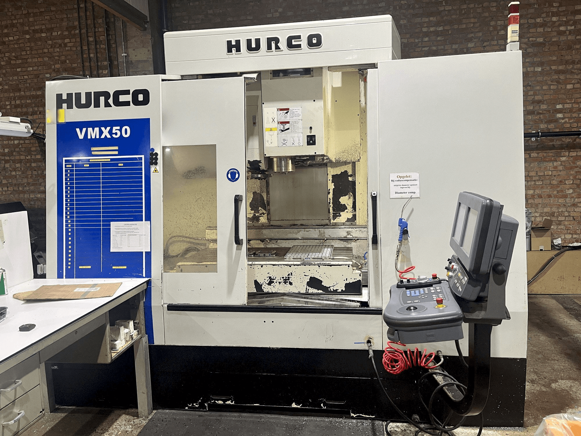 Vista frontal de la máquina Hurco VMX50