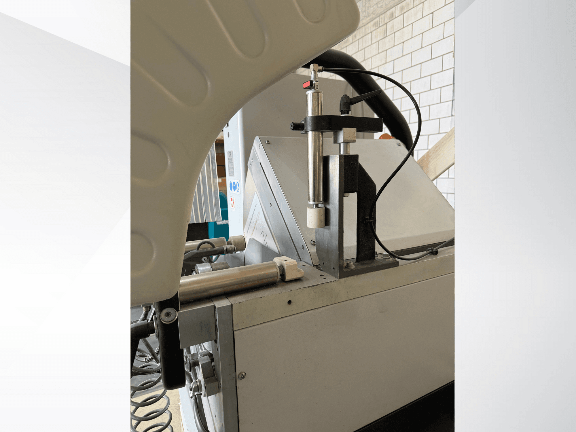 Primer plano de una máquina dispensadora de precisión con jeringa vertical, logotipo de la marca visible y panel de control en la vista frontal.