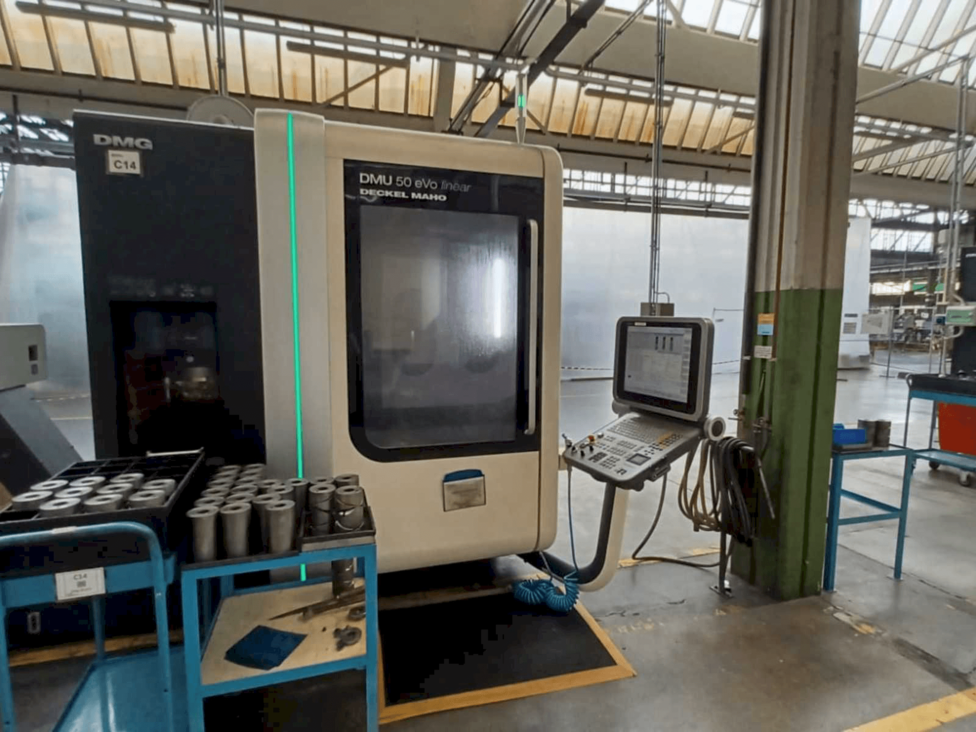 Vista frontal de la máquina DMG DMU 50 evo linear