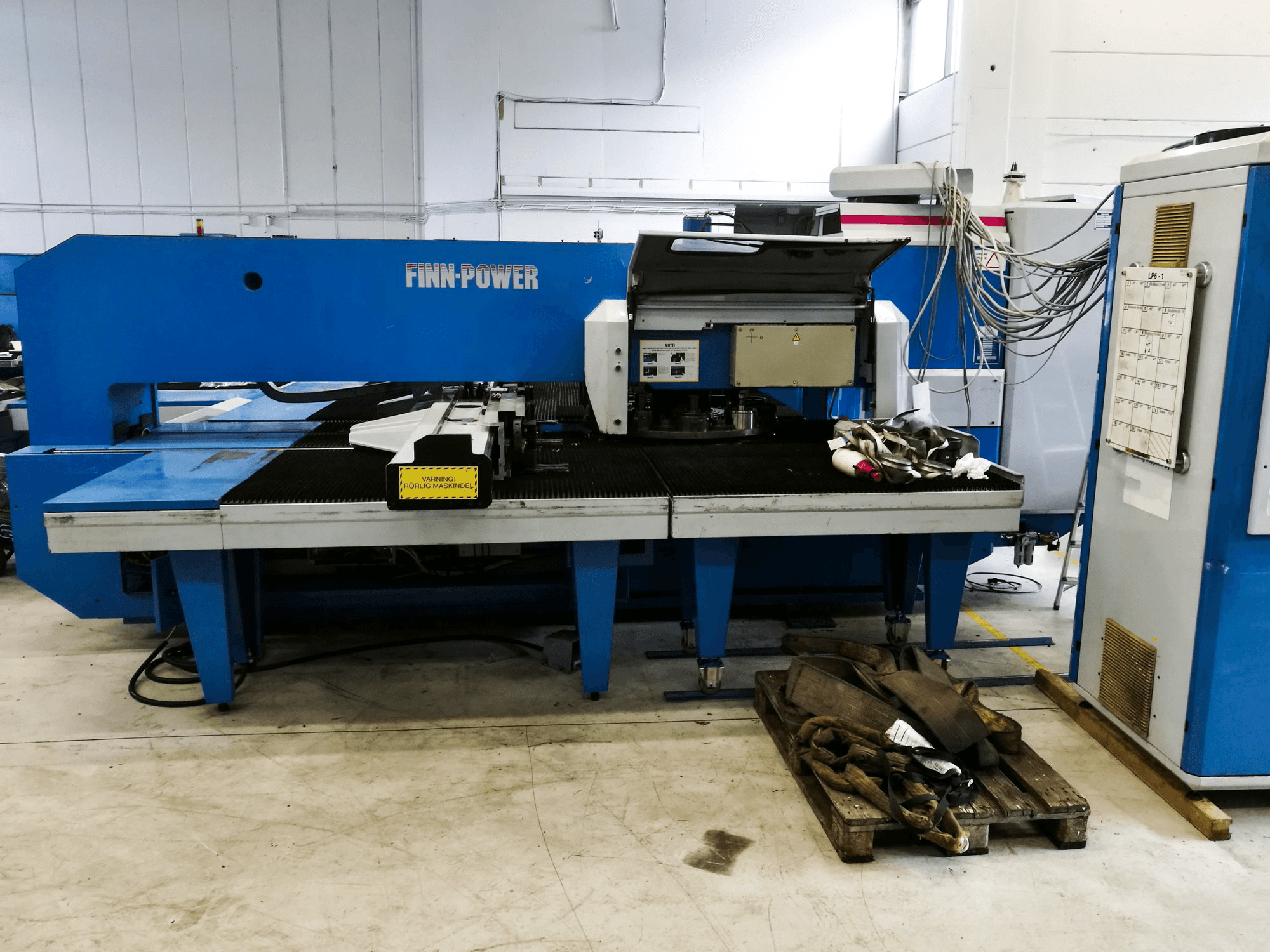 Vista frontal de la máquina Finn-Power LP6 SB