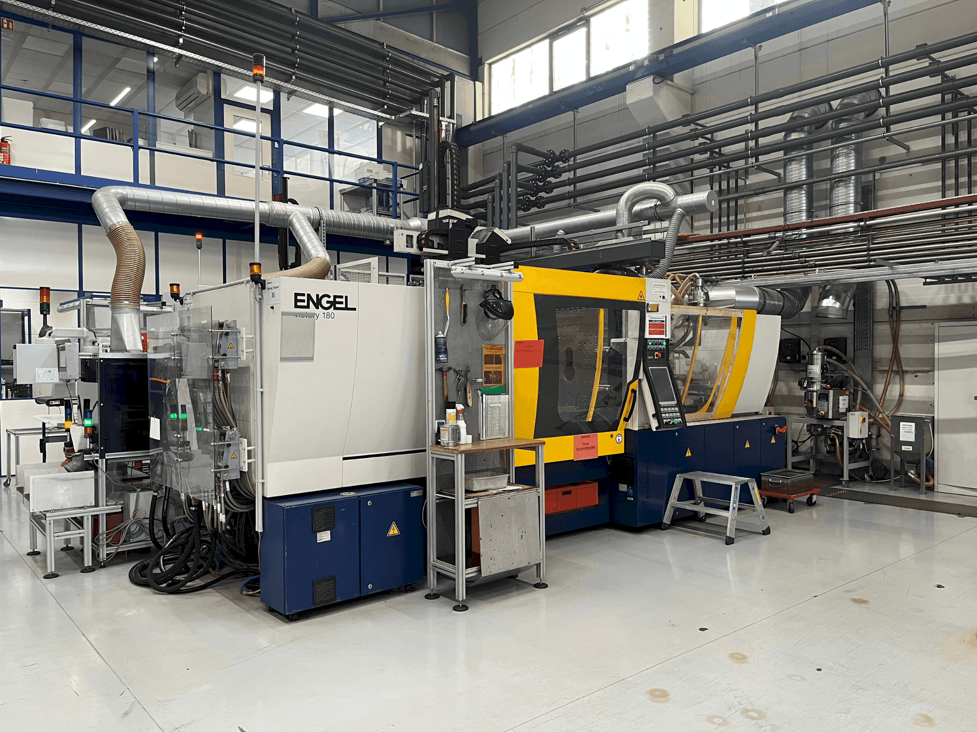 Vista frontal de la máquina Engel Victory 200H/60W/180 combi + Viper 40