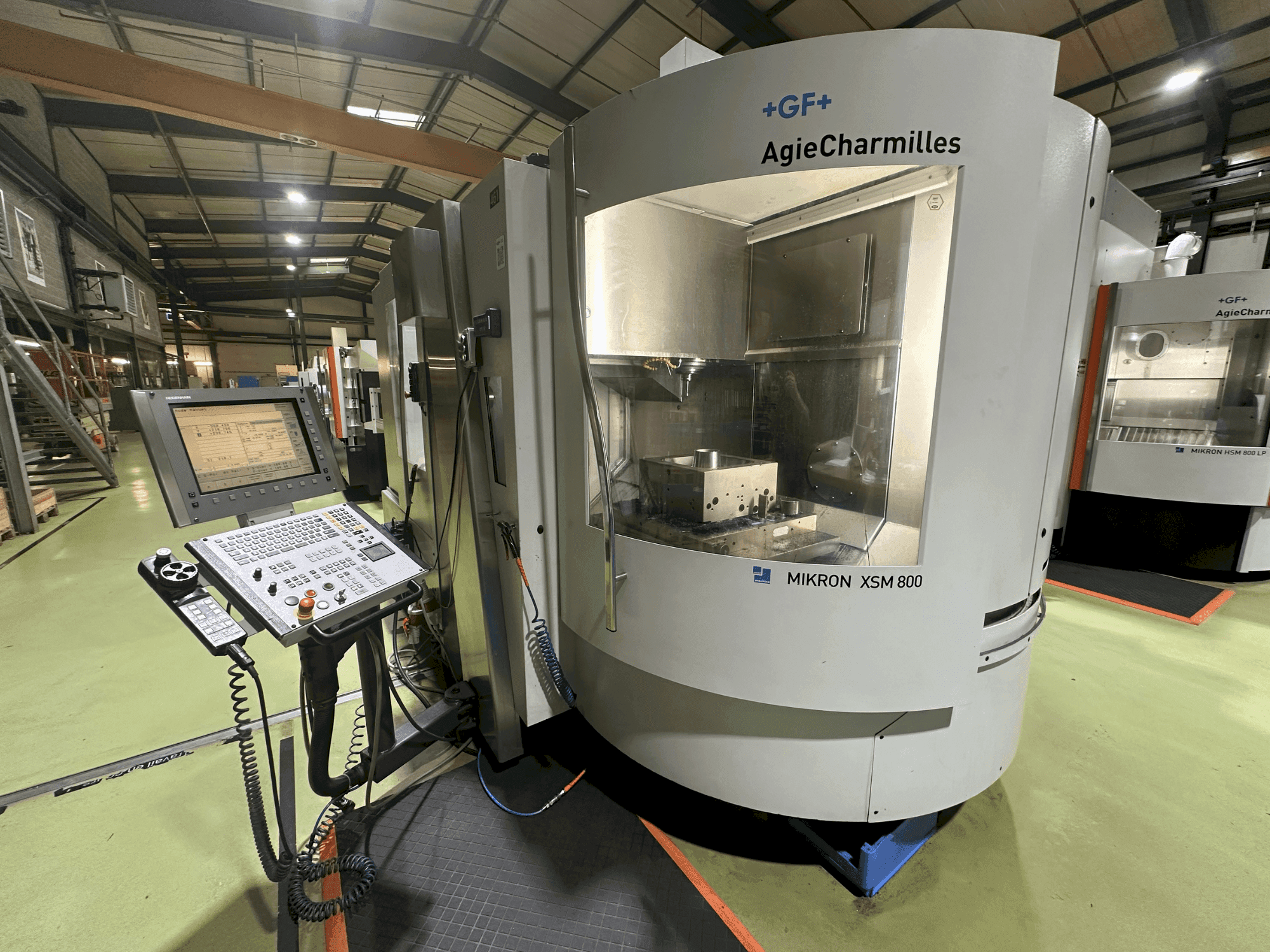 Vista frontal de la máquina +GF+ AgieCharmilles Mikron XSM 800