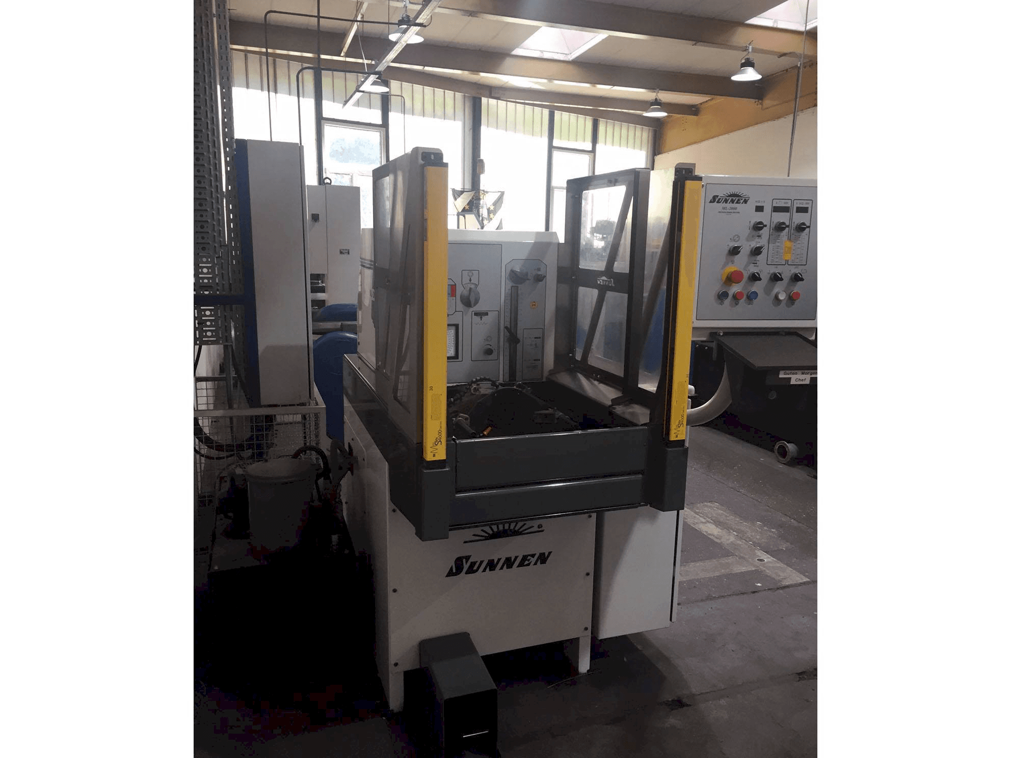 Vista frontal de la máquina Sunnen ML-2000
