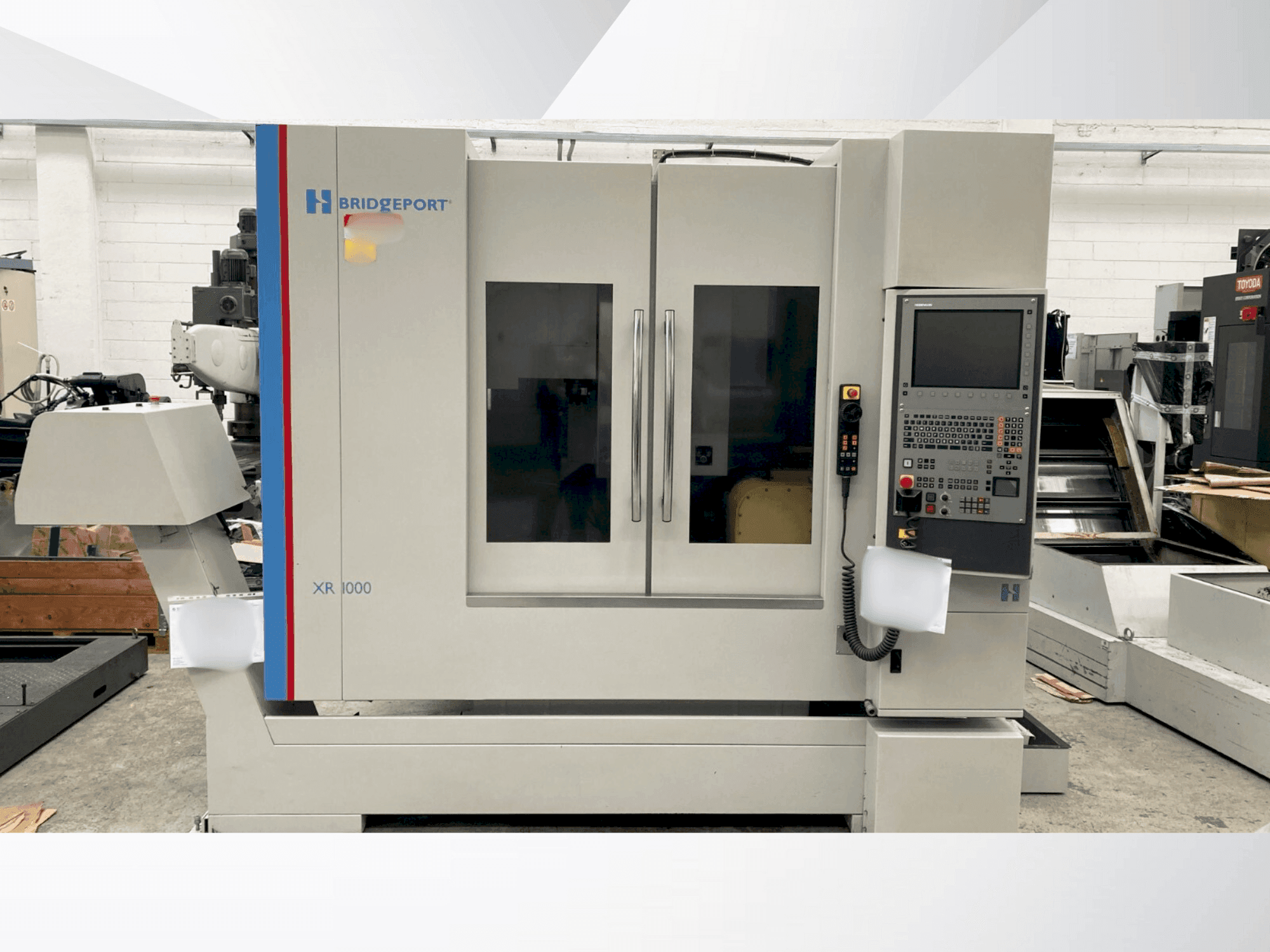 Vista frontal de la máquina Bridgeport XR 1000