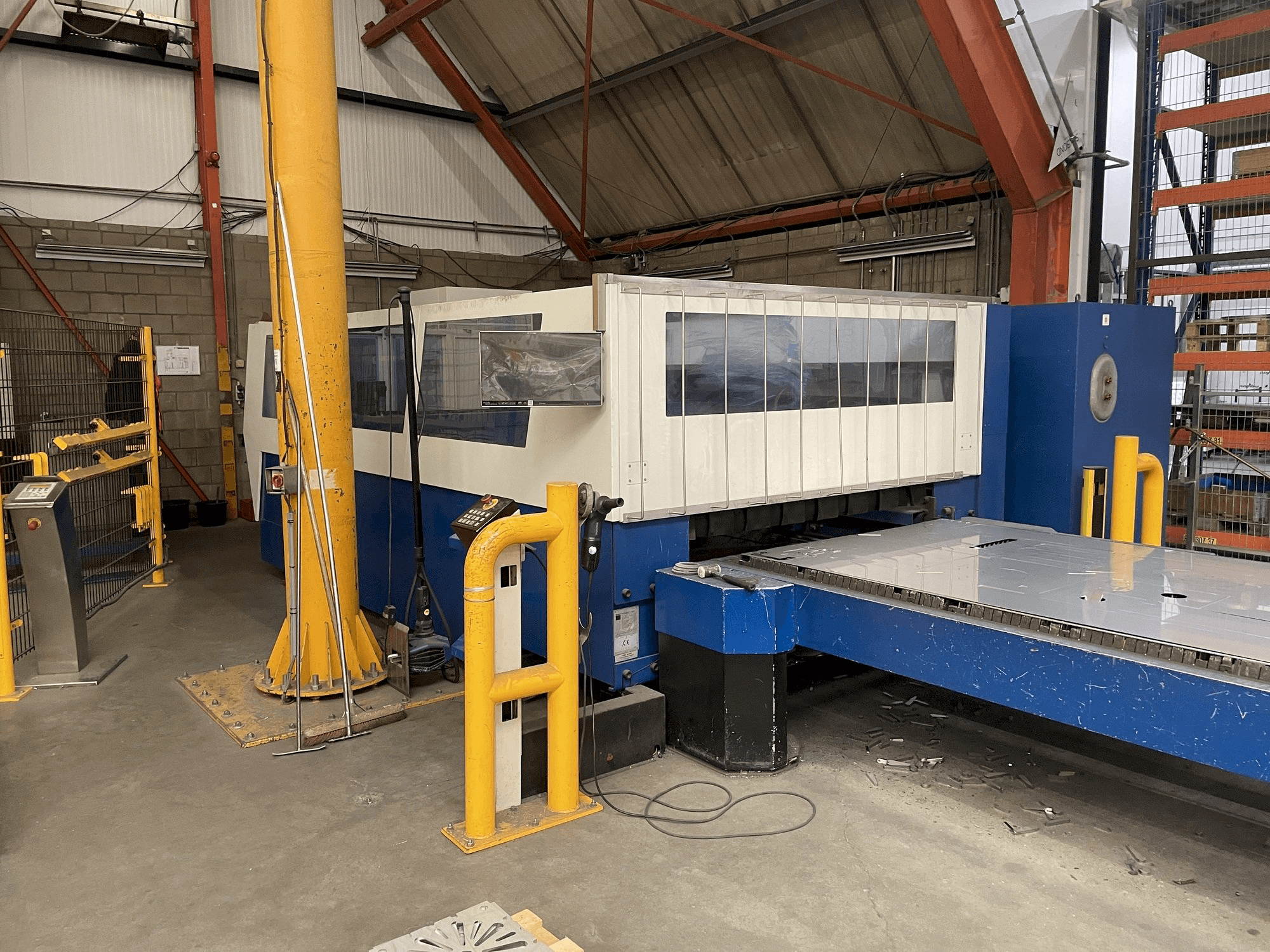 Vista frontal de la máquina Trumpf Trumatic L3050 5kW