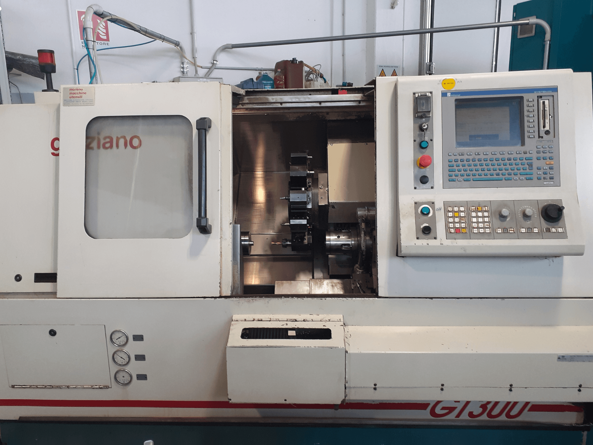 Torno horizontal Graziano GT 300, vista frontal con panel de control e interior de mecanizado visible.