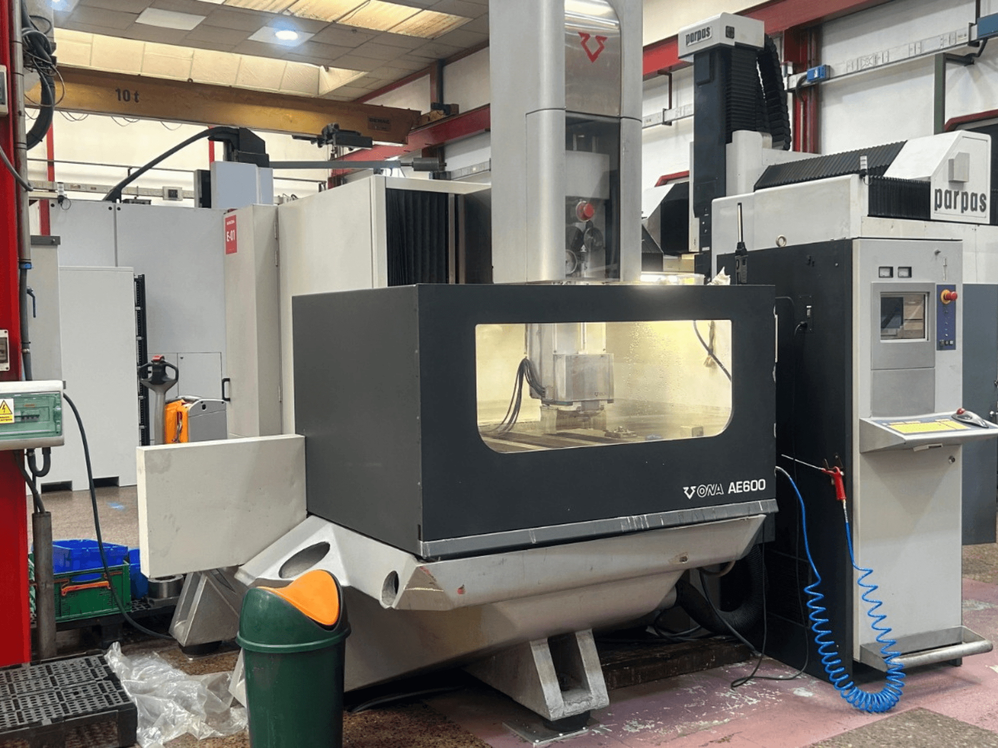 Máquina de electroerosión por penetración ONA AE600 en configuración operativa, con una vista frontal en la que se aprecian el panel de control y la zona de trabajo.