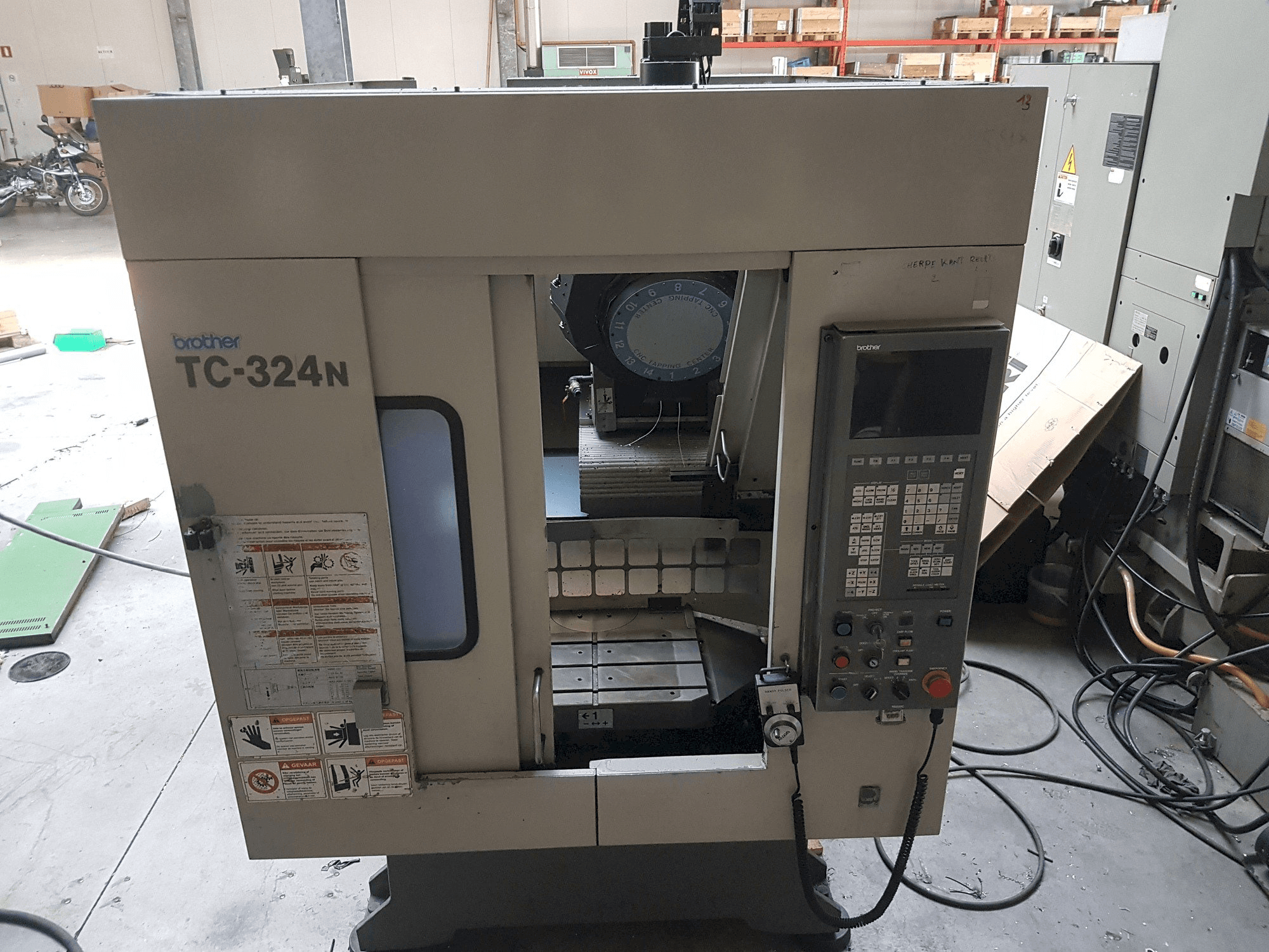 Vista frontal de la máquina Brother TC-324N