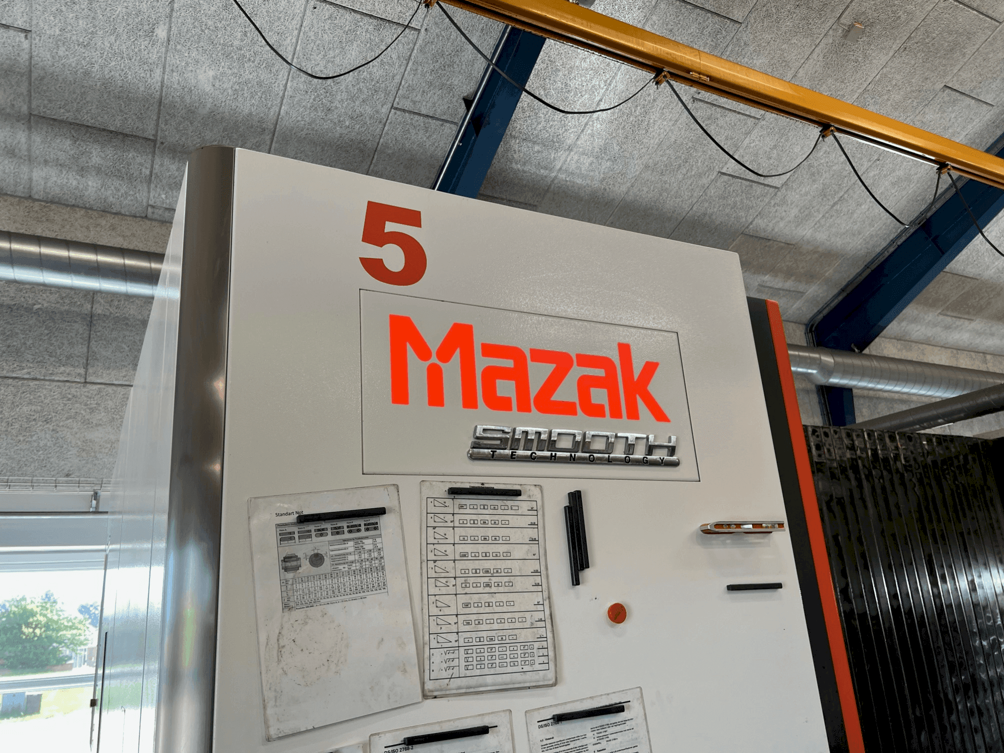 Vista frontal de la máquina Mazak VTC-530C