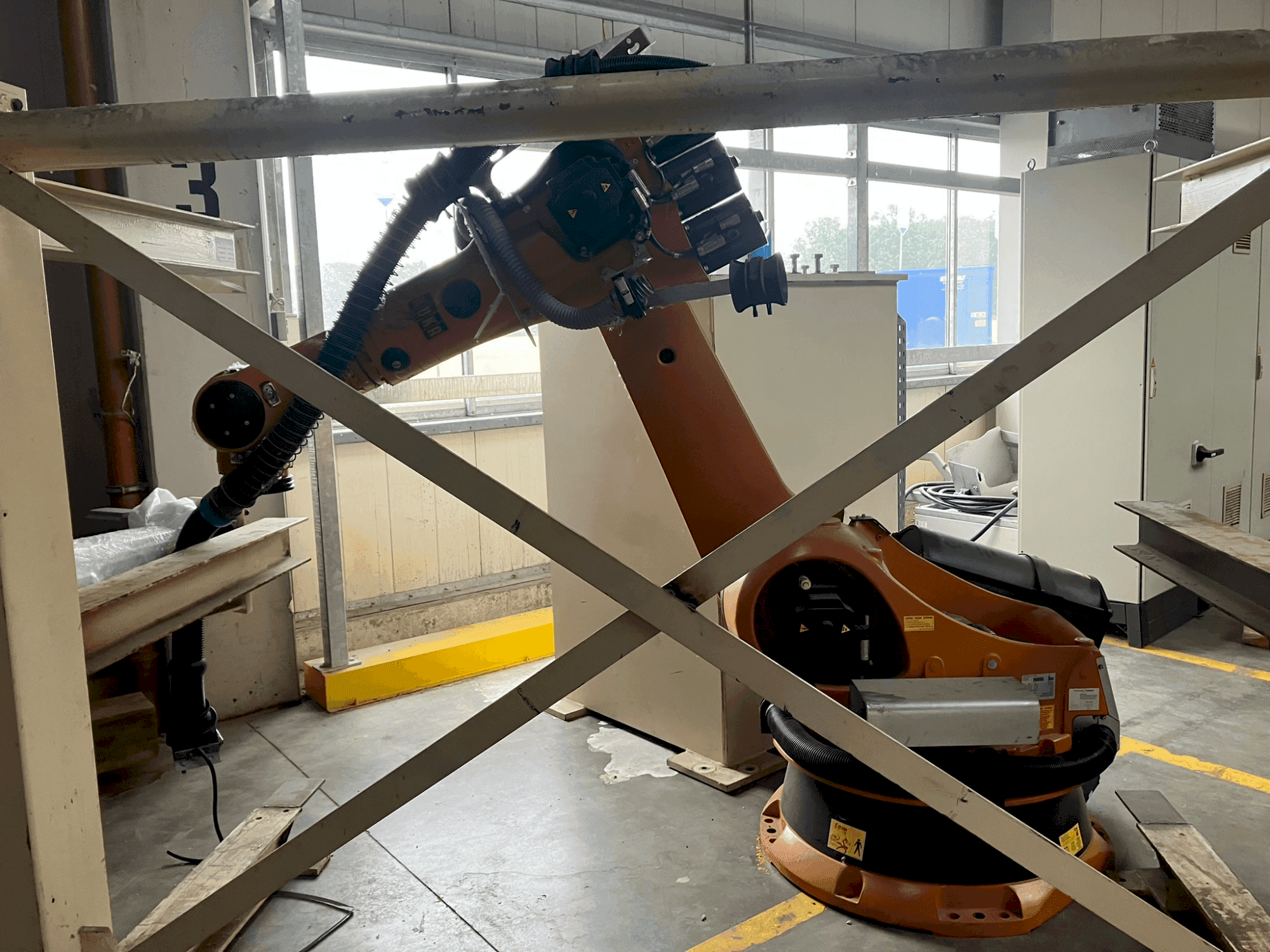 Vista frontal de la máquina KUKA KR-240-2
