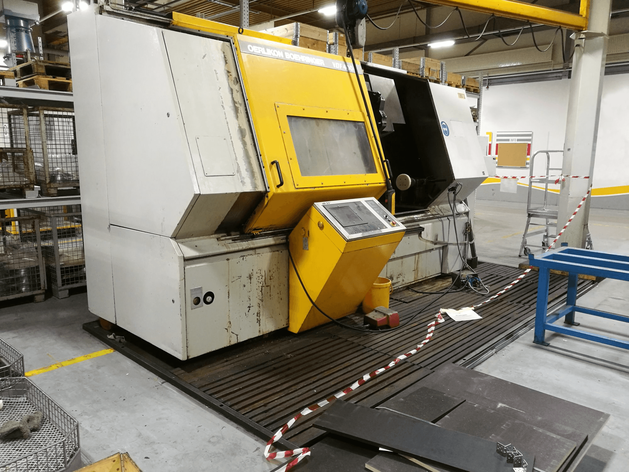 Vista izquierda de la máquina OERLIKON BOEHRINGER VDF400C-F